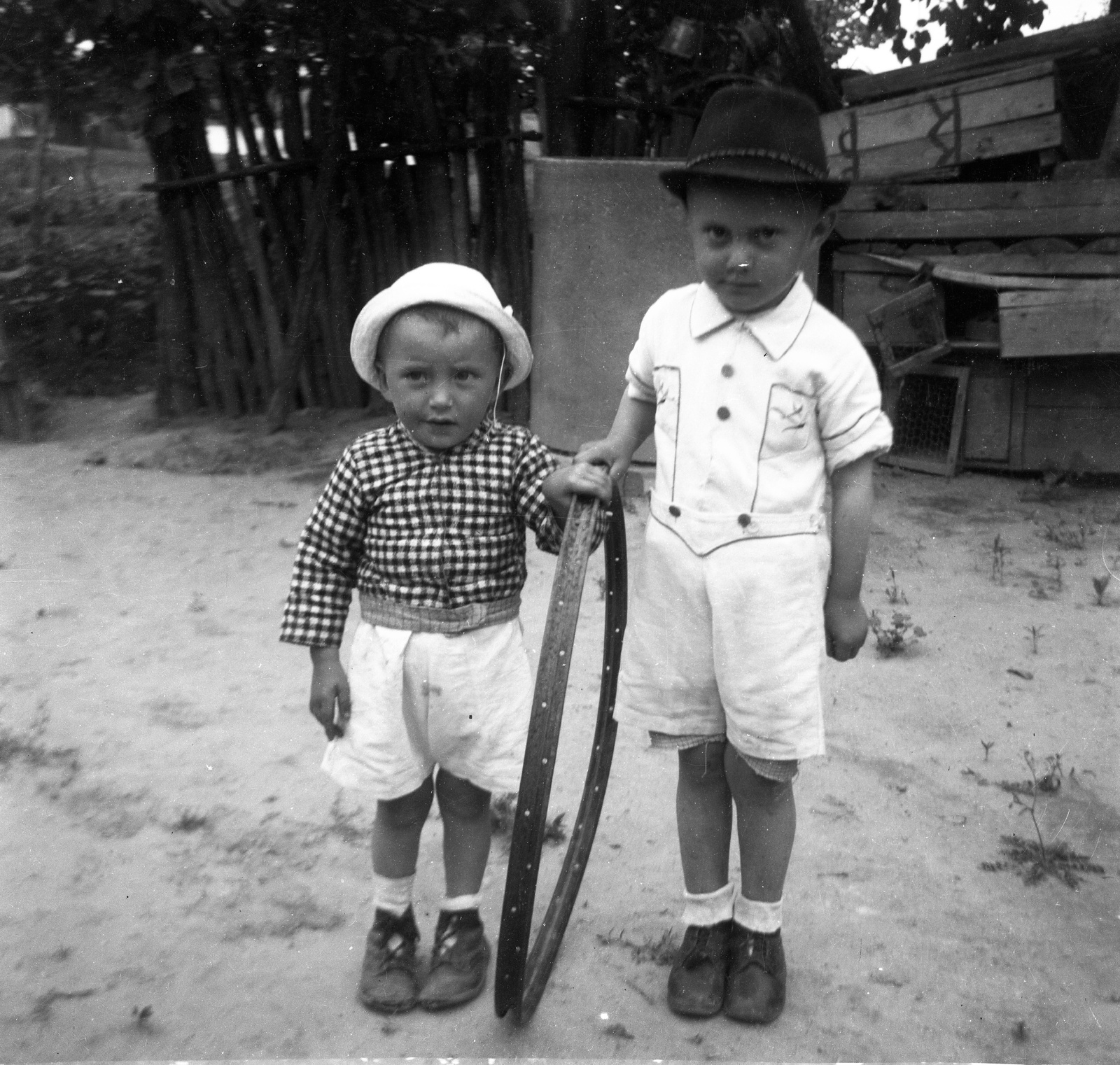 1949, Magyari László/Jánoshalmi Fotótár, kid, hat, shorts, Fortepan #77611