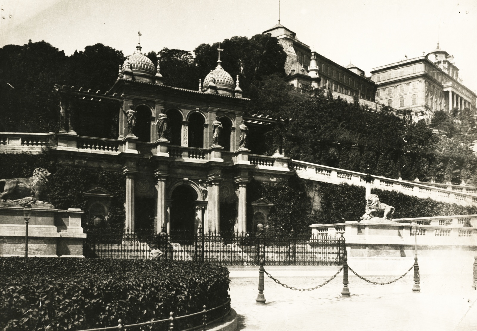 Magyarország, Budapest I., Várkert Bazár (Ybl Miklós, 1883.)., 1900, Simon Gyula, park, Ybl Miklós-terv, oroszlán, Fessler Leó-terv, Huszár Adolf-terv, Budapest, Fortepan #77624