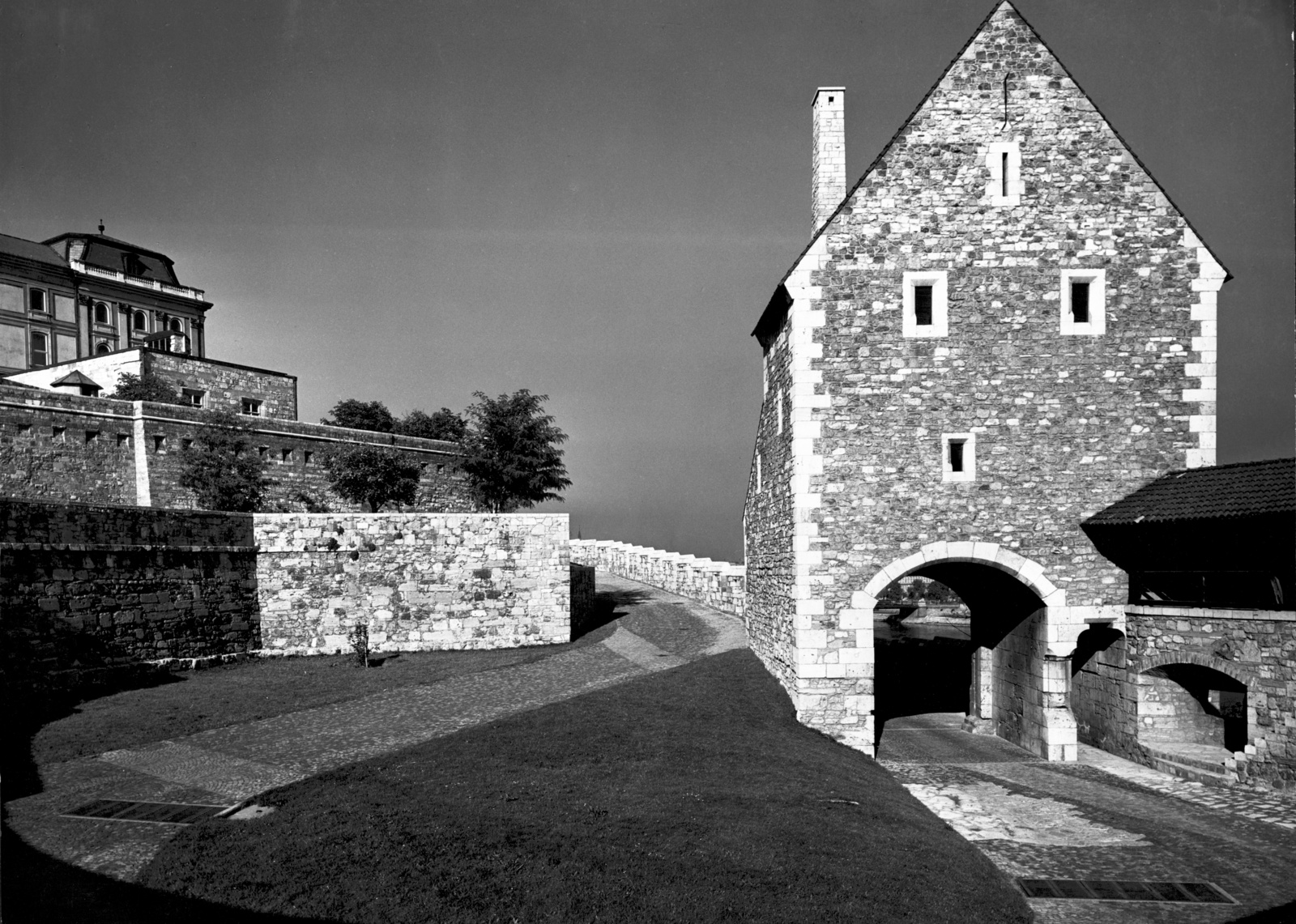 Hungary, Budapest I., a Déli nagy rondella és kaputornya. A kaputorony kezdetben Torre d'Italia, Olasz kapu; török neve Szoluk- (lihegő), később Zsigmond kapu., 1970, Simon Gyula, Budapest, Fortepan #77656