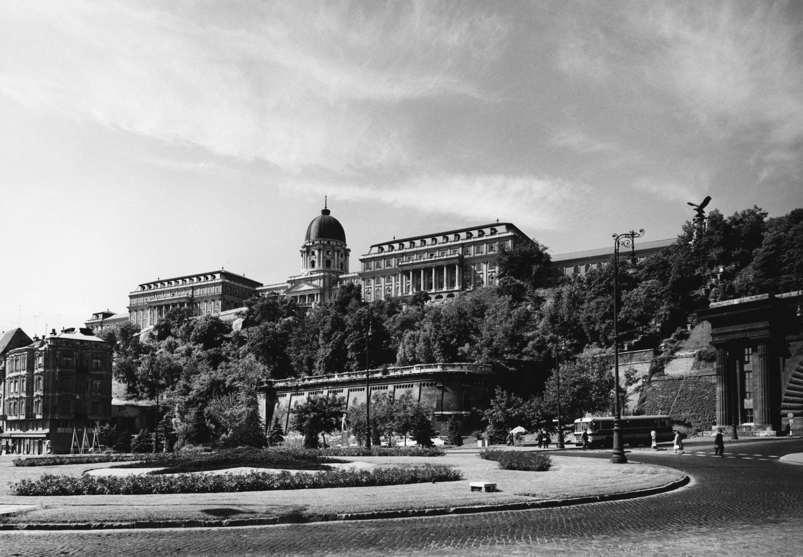 Hungary, Budapest I., Clark Ádám tér, háttérben a Budavári Palota (korábban Királyi Palota)., 1970, Simon Gyula, dome, Budapest, Fortepan #77657