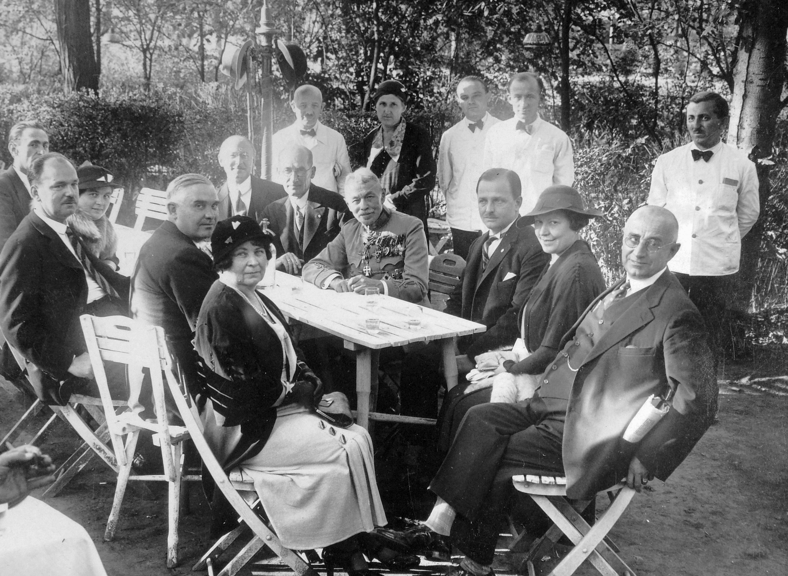 Magyarország, középen sepsiszék-nagyborosnyói Bartha Lajos ny. altábornagy., 1934, Fortepan, kerthelyiség, felszolgáló, Fortepan #7766