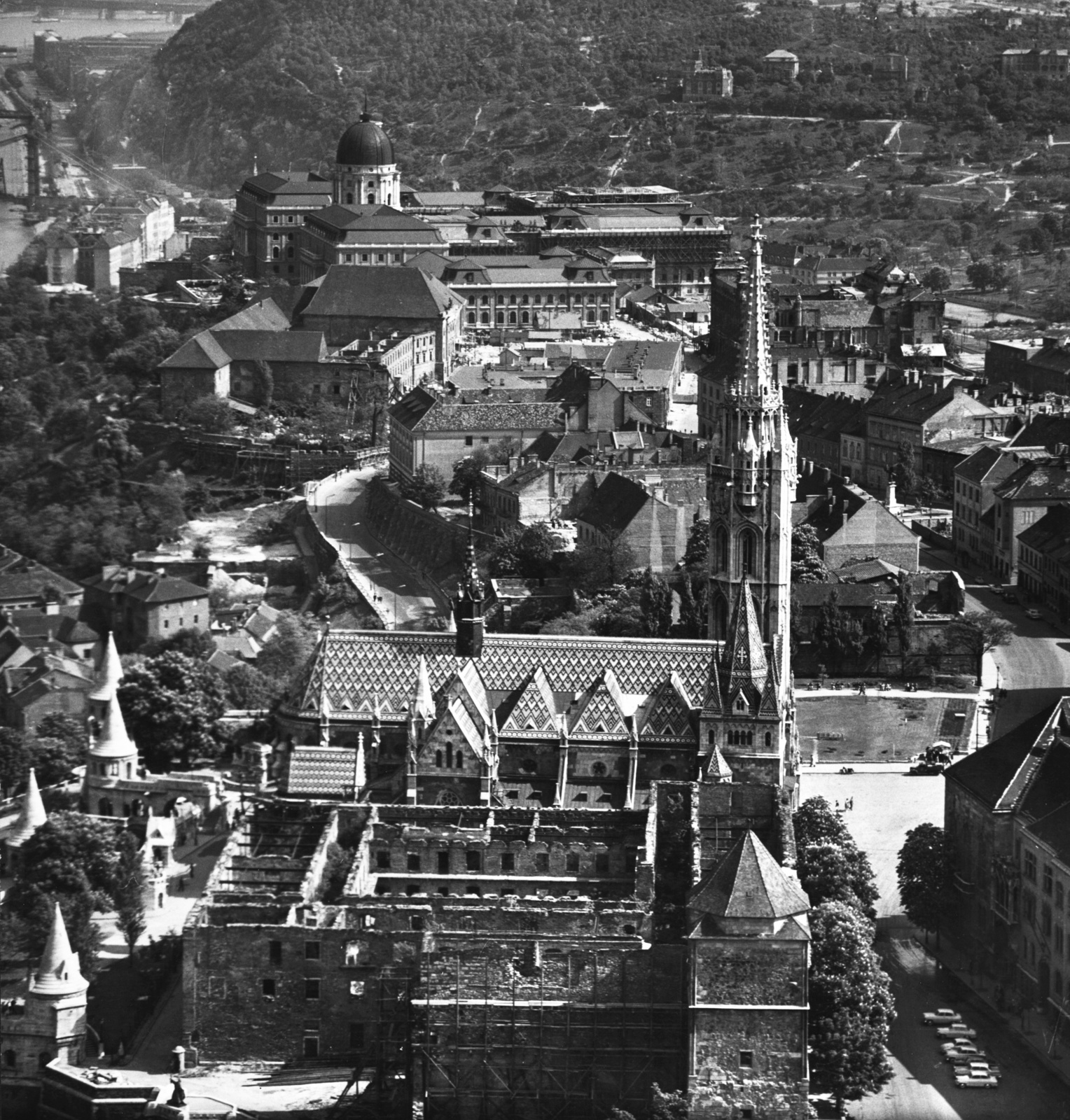 Magyarország, budai Vár, Budapest I., légifotó a budai Várról, előtérben a Mátyás-templom, háttérben a Budavári Palota (korábban Királyi Palota)., 1964, Simon Gyula, légi felvétel, Budapest, Fortepan #77665