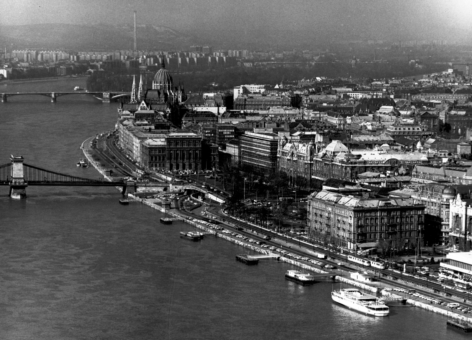 Hungary, Budapest V., kilátás a Gellérthegy felől, előtérben a pesti Duna-part, középen a Széchenyi István (Roosevelt) tér., 1976, Simon Gyula, ship, bridge, traffic, cityscape, tram, picture, Imre Steindl-design, parliament, Neo-Gothic-style, boat station, eclectic architecture, Budapest, suspension bridge, William Tierney Clark-design, Fortepan #77666