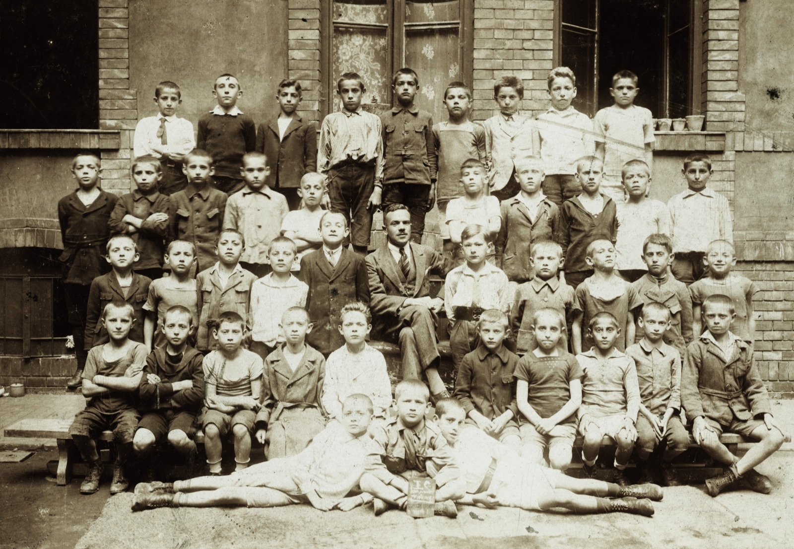 1920, Fortepan, csoportkép, karba tett kéz, Fortepan #77673