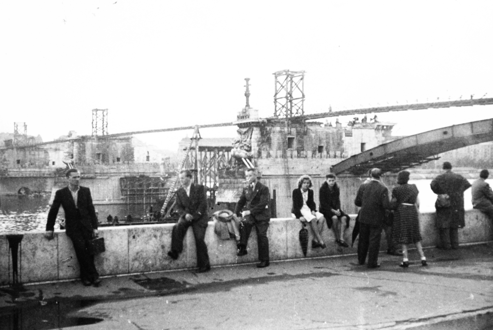 Magyarország, Budapest II., Árpád fejedelem útja a Margit híd budai hídfőjénél, a szentendrei HÉV végállomásánál., 1946, Lukács Zsolt, háborús kár, Budapest, falon ülni, Fortepan #77678