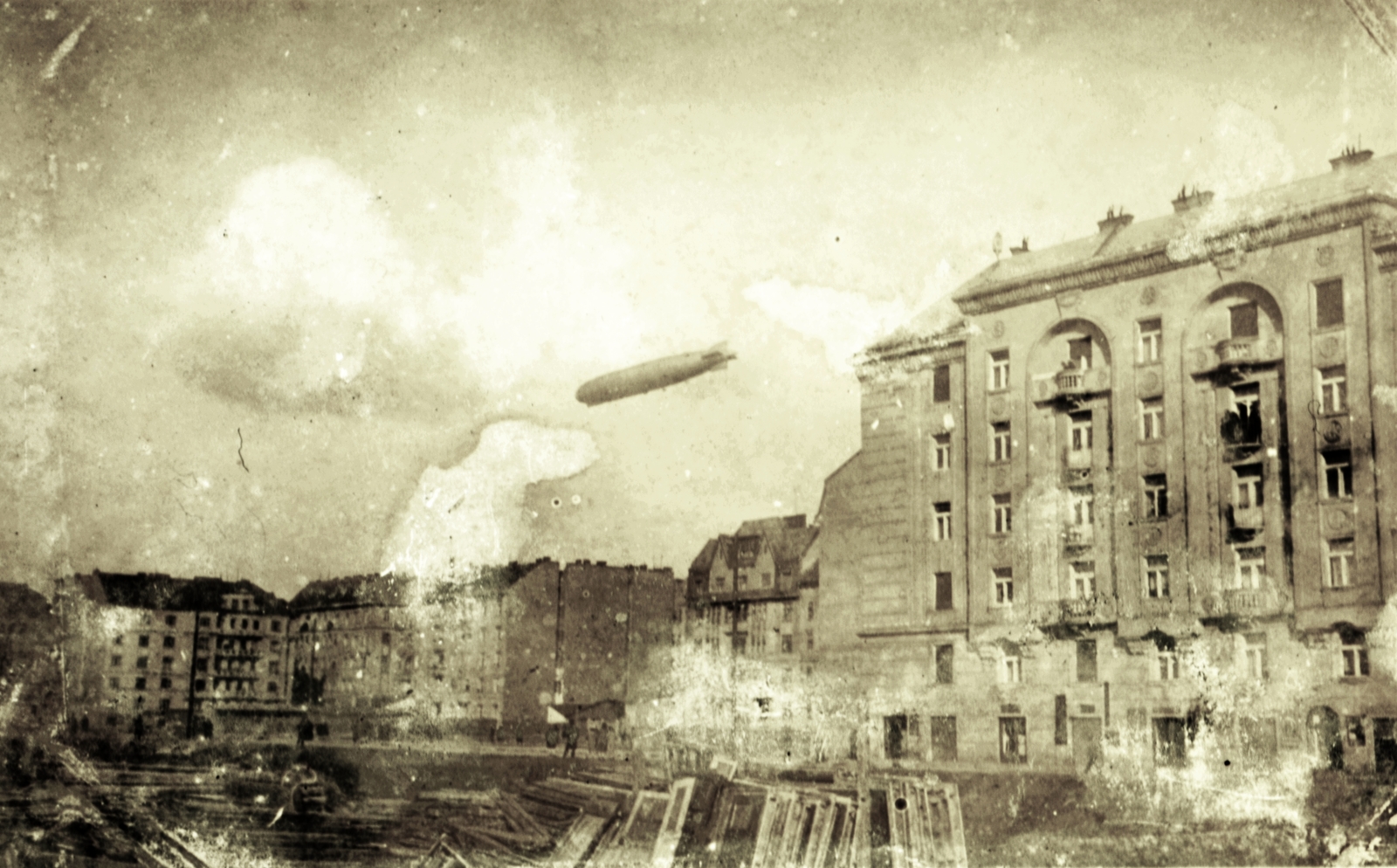 Magyarország, Budapest XIII., a Tátra utca házai a Hollán Ernő (Hollán) utca - Radnóti Miklós (Sziget) utca sarokról nézve. Balra a Pannónia utca és Csanády utca házai. A házak felett Graf Zeppelin léghajó. A felvétel 1931. március 29-én készült., 1931, Lukács Zsolt, utcakép, léghajó, Budapest, Fortepan #77681