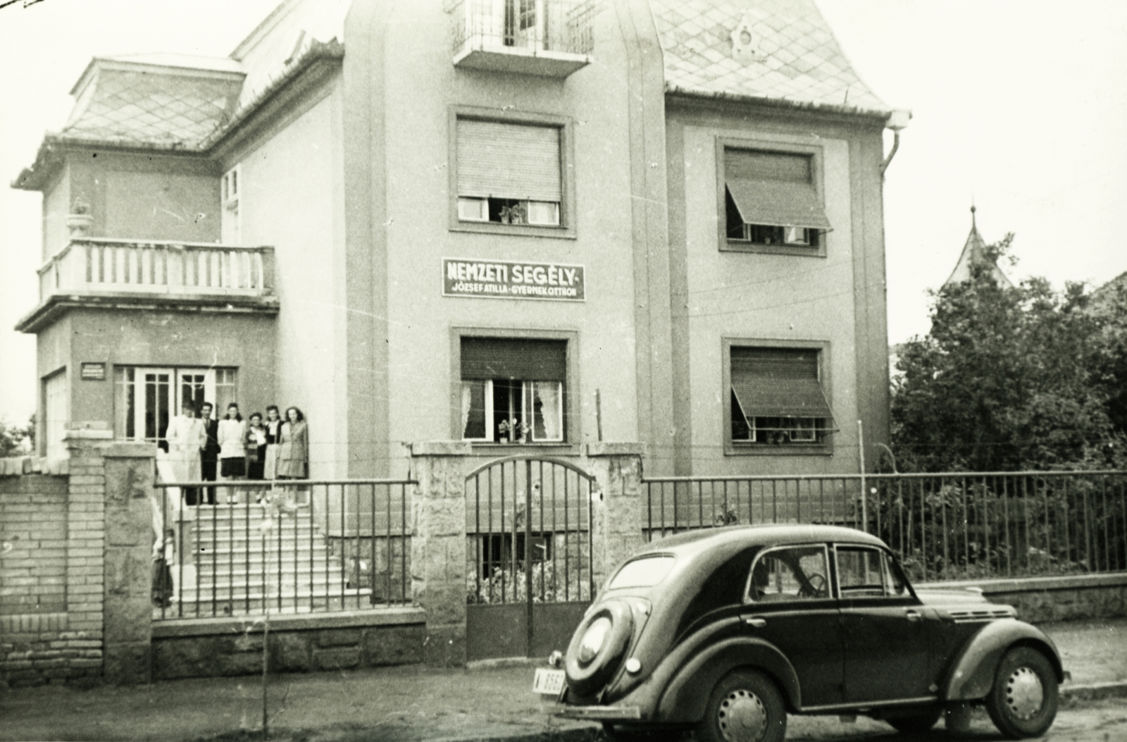 Magyarország, Csepel, Budapest XXI., Templom utca 13. (ekkor 1.)., 1946, Lukács Zsolt, automobil, Renault Juvaquatre, Budapest, felirat, Gyermekotthon, Nemzeti Segély, Fortepan #77684