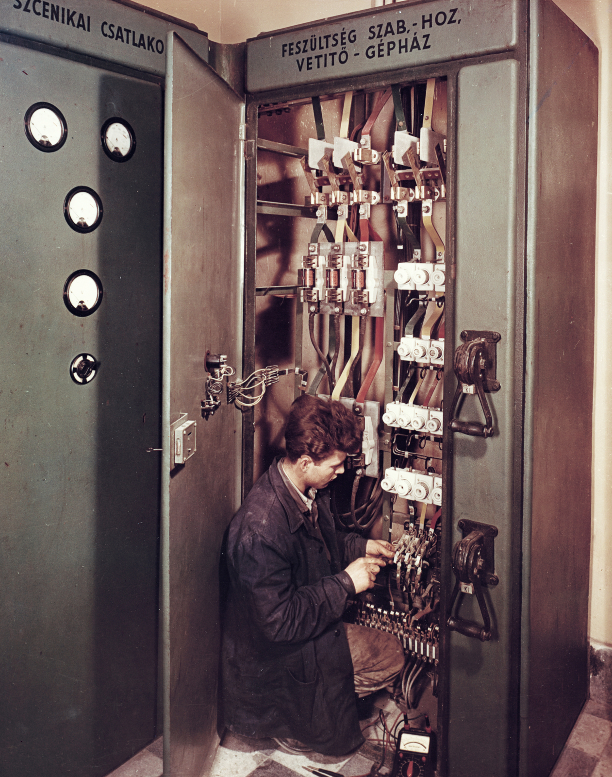 Hungary, Nyíregyháza, Móricz Zsigmond Színház., 1960, Fülöp Imre, colorful, man, electrician, switch-box, Fortepan #77713