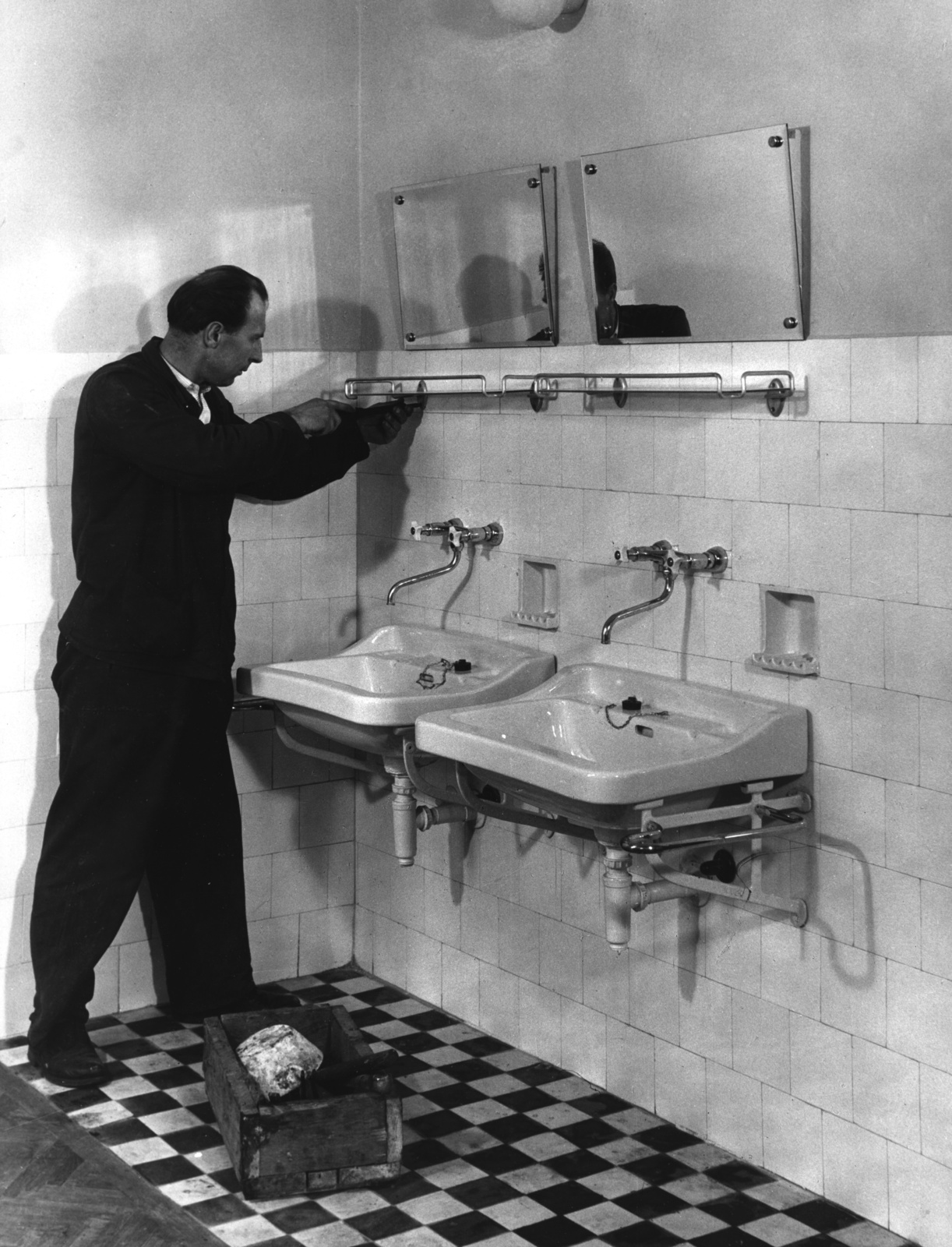 Hungary, Nyíregyháza, Móricz Zsigmond Színház., 1960, Fülöp Imre, mirror, man, work, Fortepan #77715