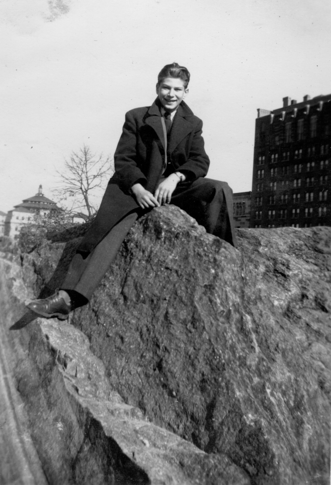 1937, Plesovszki Ákos, portrait, man, rock, wide sitting, sitting on a rock, Fortepan #77752