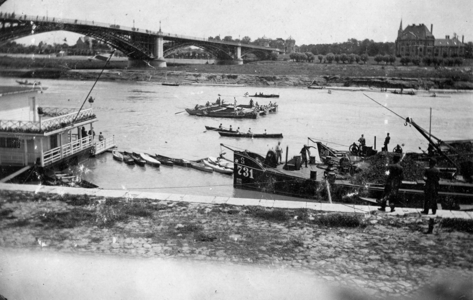 Hungary, Szeged, Tisza-part, balra a közúti híd, a túlparton Újszegeden a Vakok Intézete., 1935, Plesovszki Ákos, bridge, flag, shore, soldier, port, paddling, sapper, pontoon, Gustave Eiffel-design, János Feketeházy-design, Fortepan #77764
