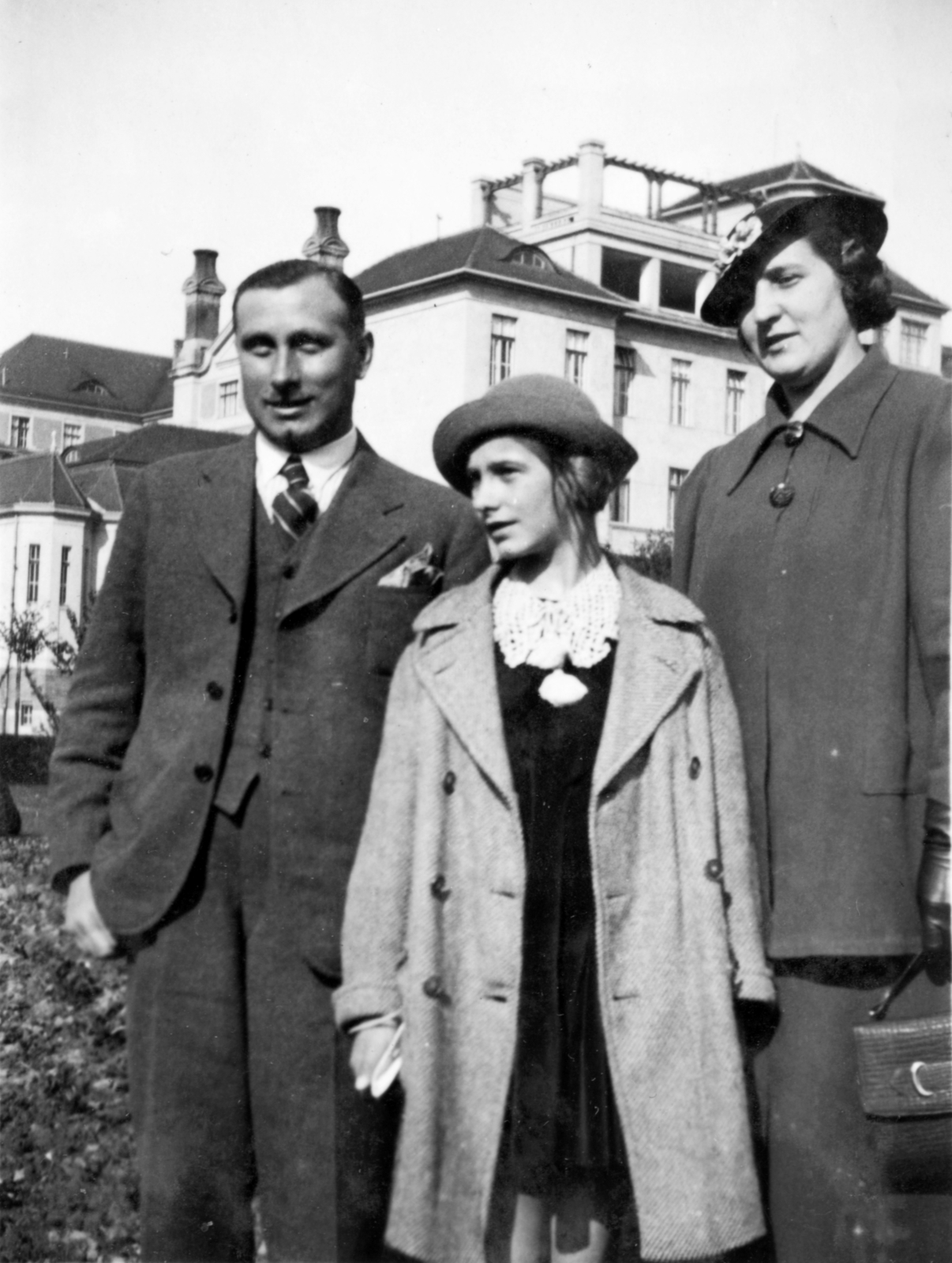 Hungary, Szeged, Klinikakert, háttérben az II. számú Belgyógyászati Klinika épülete., 1935, Plesovszki Ákos, family, three people, Fortepan #77772