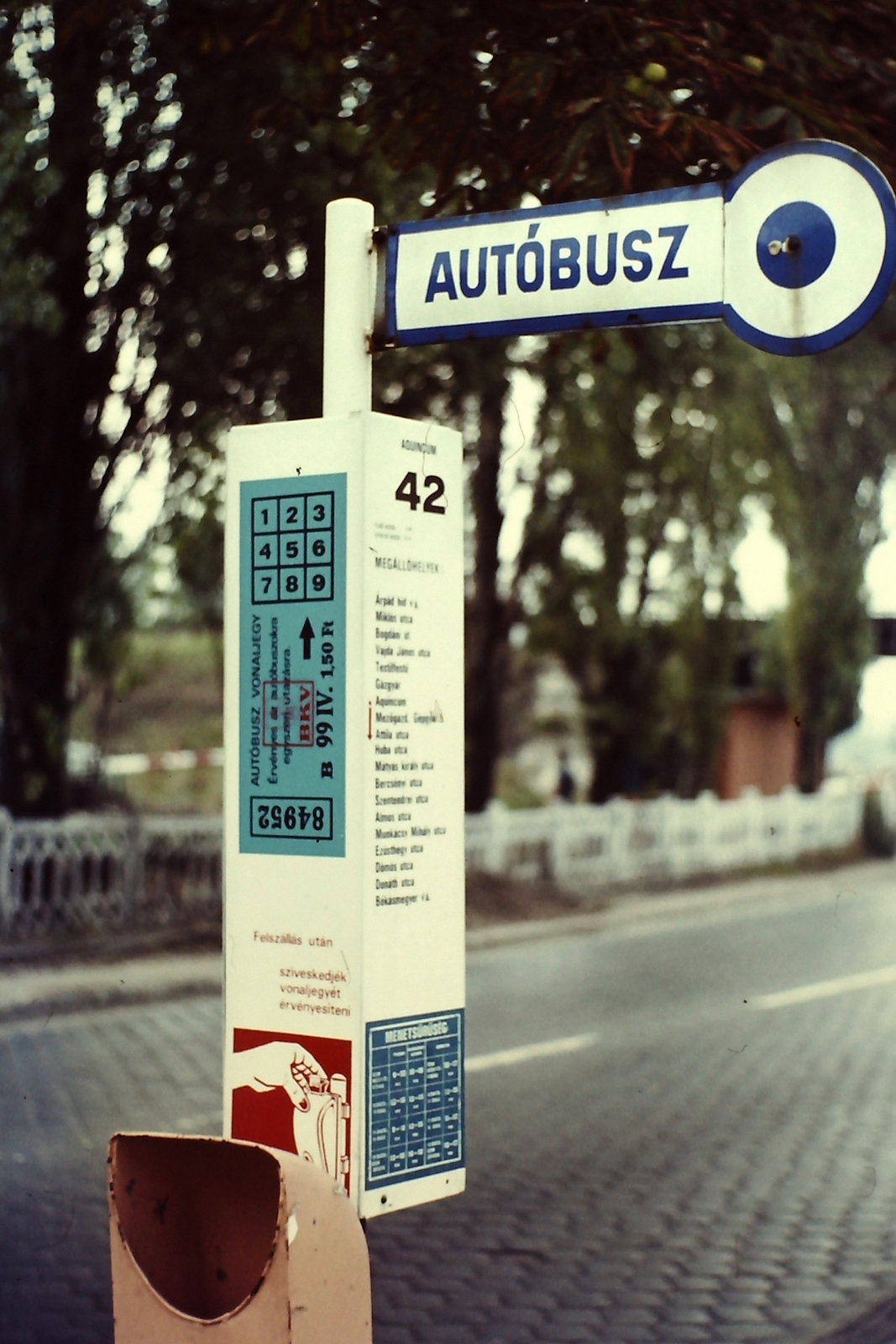 Hungary, Budapest III., Szentendrei út, Aquincum buszmegálló a romkertnél., 1975, Ed Sijmons, colorful, bus stop, trash can, Budapest, concrete fence, cobblestones, Fortepan #77785