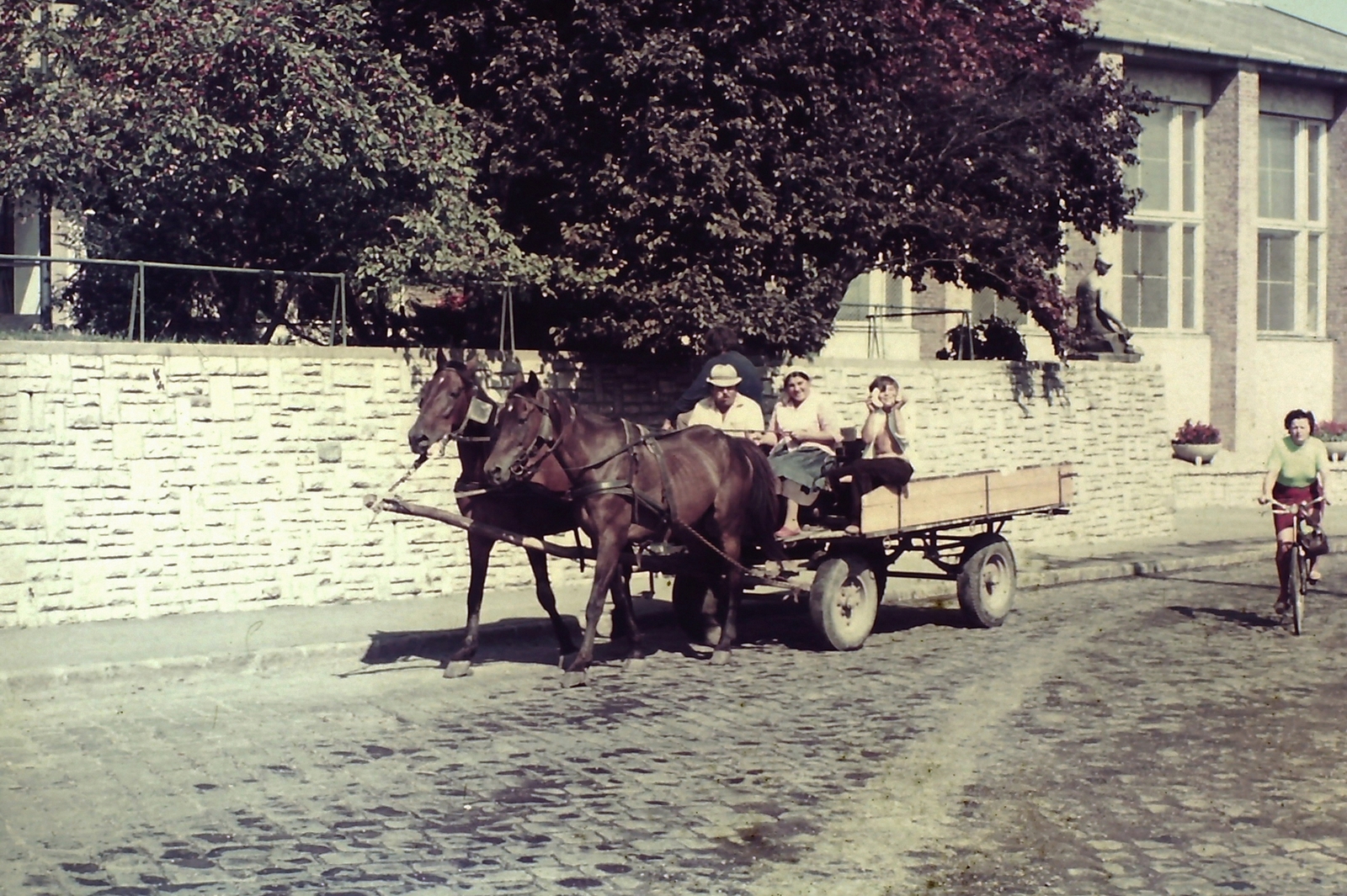 Hungary, Szentendre, Római sánc köz (ekkor utca). A lovaskocsi mögött a Móricz Zsigmond Gimnázium (később Petzelt József Szakközépiskola és Szakiskola) épülete., 1975, Ed Sijmons, bicycle, colorful, Horse-drawn carriage, Fortepan #77787