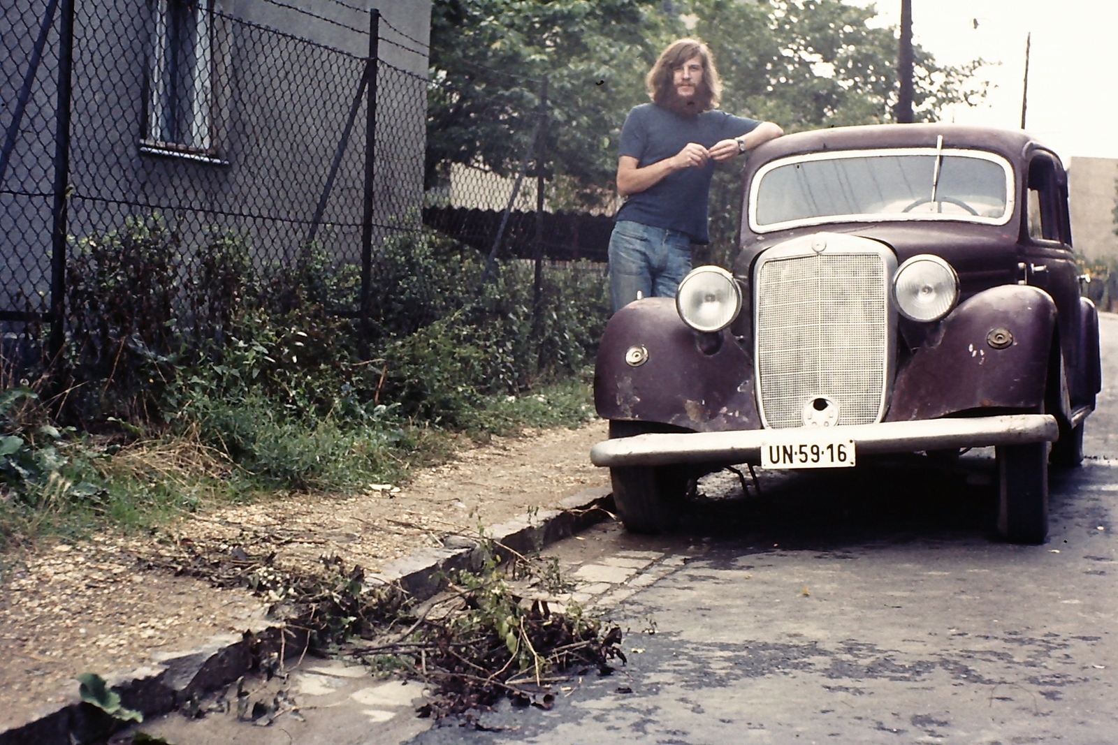 Hungary, Budapest XI., Köbölkút utca a Szüret utca felől nézve., 1975, Ed Sijmons, colorful, Mercedes-brand, beard, automobile, Mercedes-Benz 170V, number plate, Budapest, long-haired, Fortepan #77803