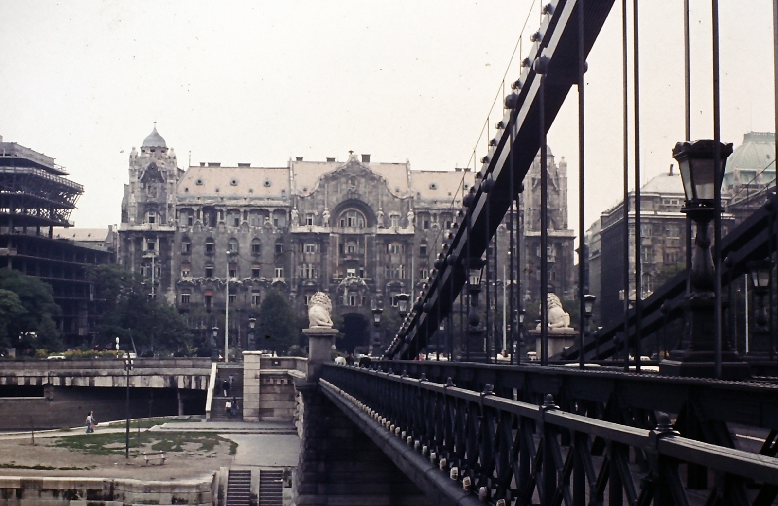 Hungary, Budapest V., Gresham-palota a Széchenyi Lánchídról nézve., 1975, Ed Sijmons, colorful, construction, hotel, Secession, palace, Budapest, Zsigmond Quittner-design, József Vágó-design, suspension bridge, William Tierney Clark-design, Art Nouveau architecture, Fortepan #77804