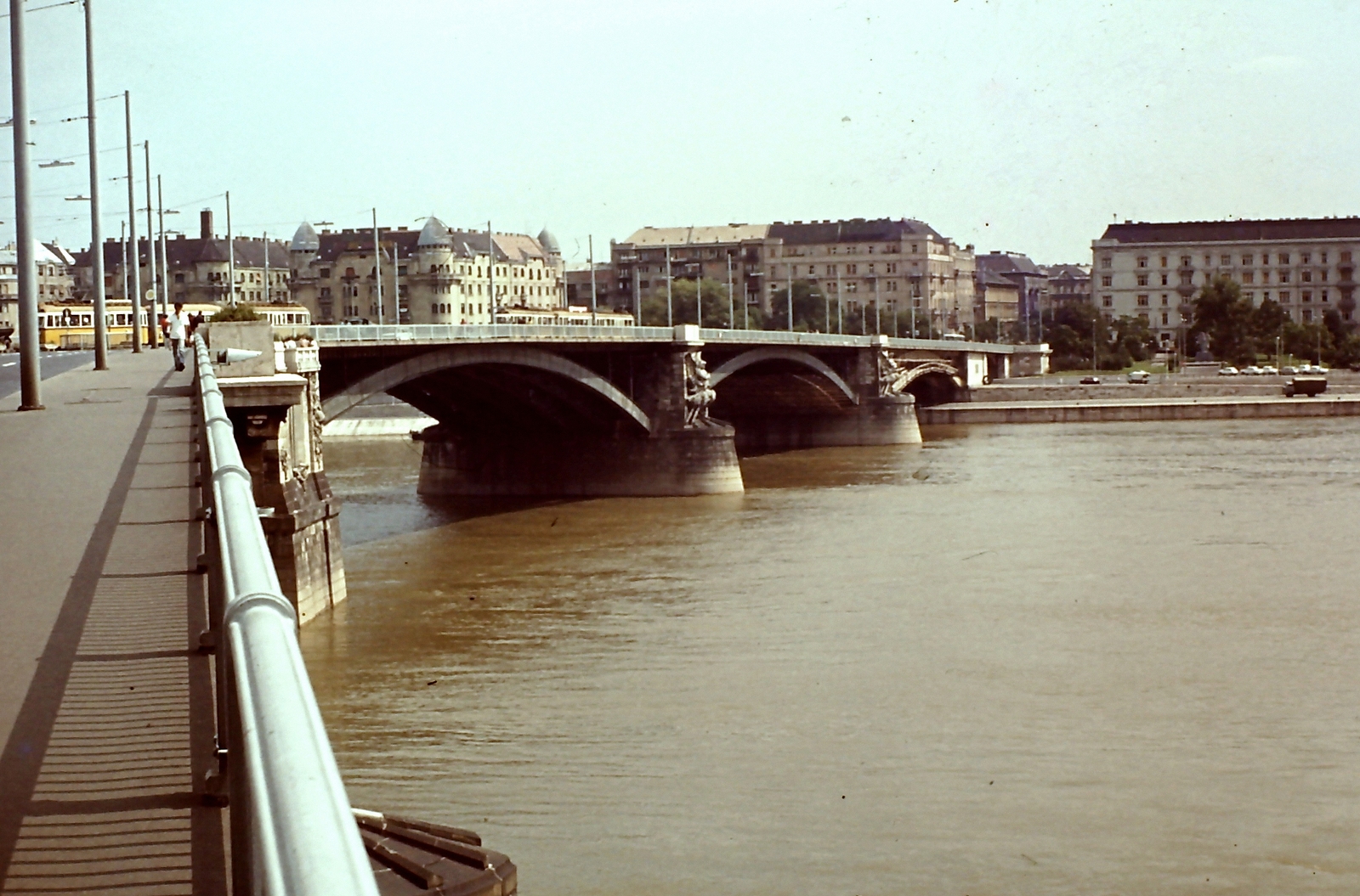 Magyarország, Budapest V.,Budapest XIII., Margit híd, háttérben a Jászai Mari tér épületei., 1975, Ed Sijmons, színes, híd, városkép, villamos, Duna, Ganz-márka, Budapest, Duna-híd, Ernest Goüin-terv, Fortepan #77806