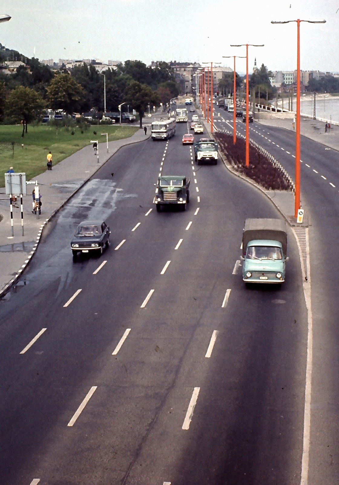 Hungary, Budapest II., Árpád fejedelem útja a Margit híd budai hídfőjénél., 1975, Ed Sijmons, colorful, traffic, bus, commercial vehicle, street view, cityscape, Csepel-brand, automobile, Budapest, Ikarus-brand, Fortepan #77811
