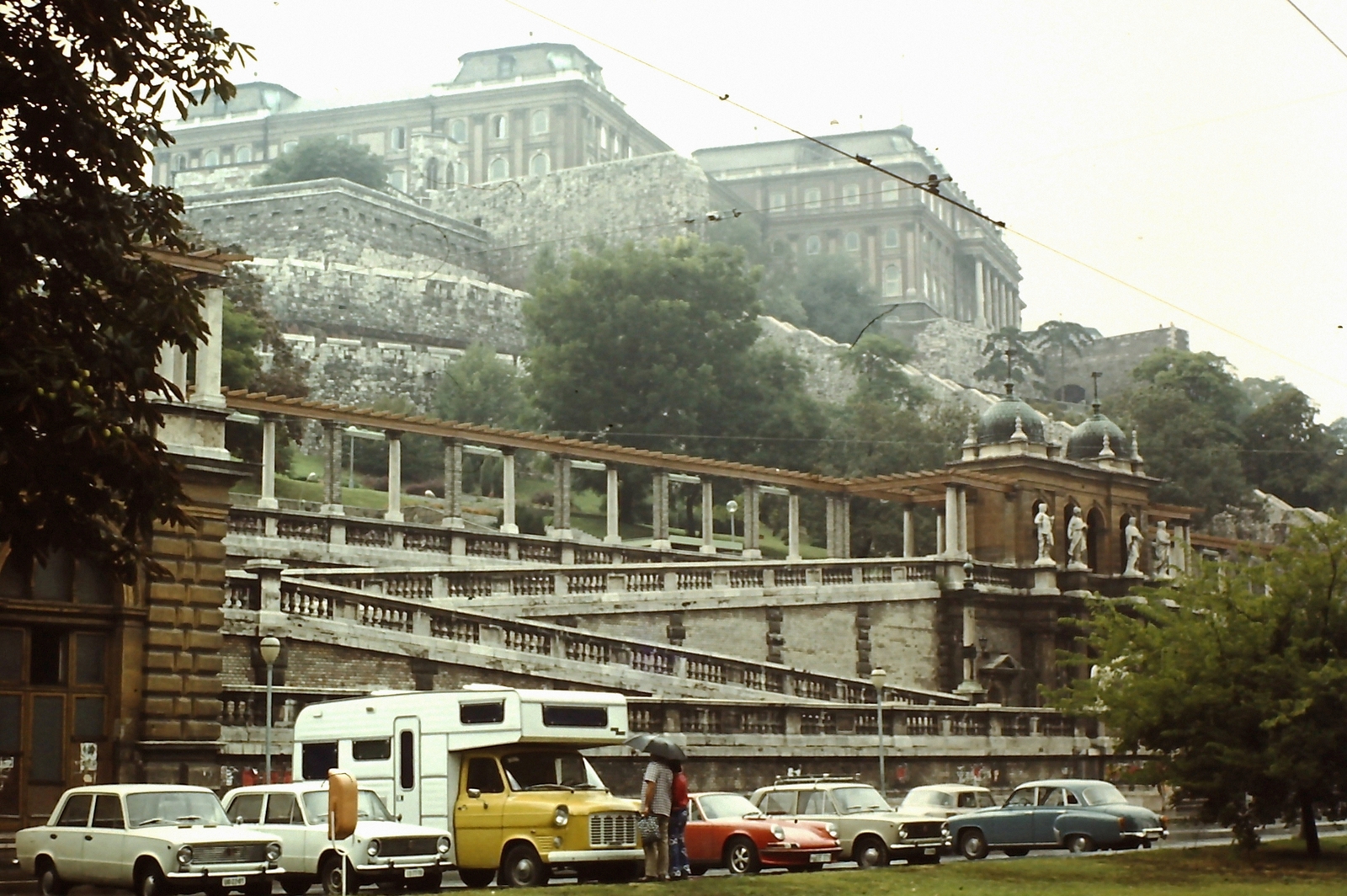 Hungary, Budapest I., Ybl Miklós tér, Várkert Bazár (Ybl Miklós, 1883.), háttérben a Budavári Palota (korábban Királyi Palota)., 1975, Ed Sijmons, colorful, Gerrman brand, Lada-brand, Ford-brand, Porsche-brand, motor home, Budapest, Fortepan #77816