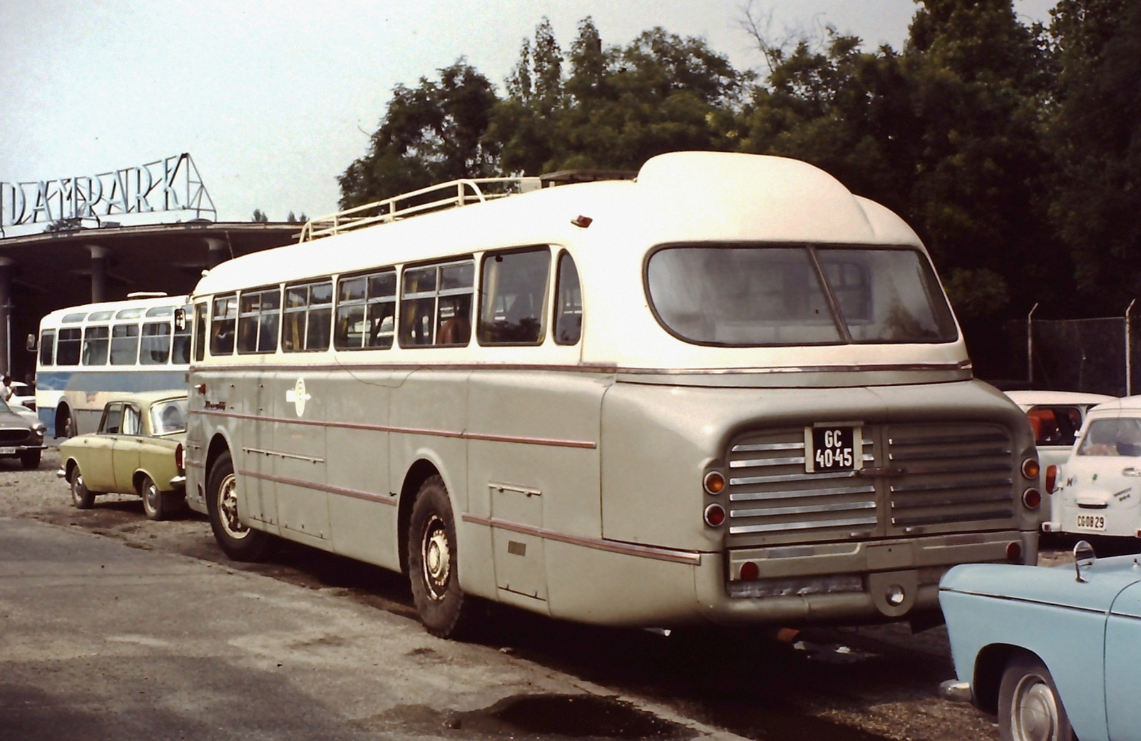Hungary, Budapest XIV., Állatkerti körút, háttérben a Vidámpark bejárata., 1975, Ed Sijmons, colorful, bus, Trabant-brand, Hungarian brand, Ikarus-brand, Moskvitch-brand, automobile, number plate, amusement park, Volán organisation, Budapest, Fortepan #77818