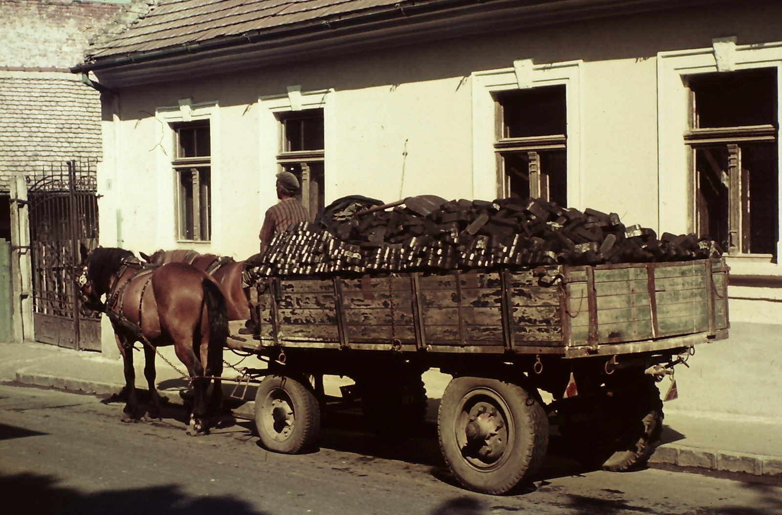 Hungary, Szentendre, Kossuth Lajos utca 8., 1975, Ed Sijmons, colorful, Horse-drawn carriage, briquette, coalman, Fortepan #77823