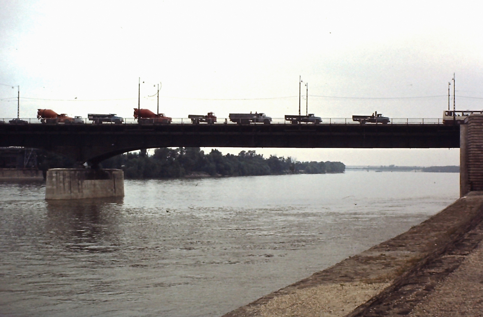 Hungary, Budapest, Árpád híd a Margitszigetről nézve. Balra a Hajógyári-sziget, háttérben az Újpesti vasúti híd., 1975, Ed Sijmons, colorful, commercial vehicle, Fortepan #77831