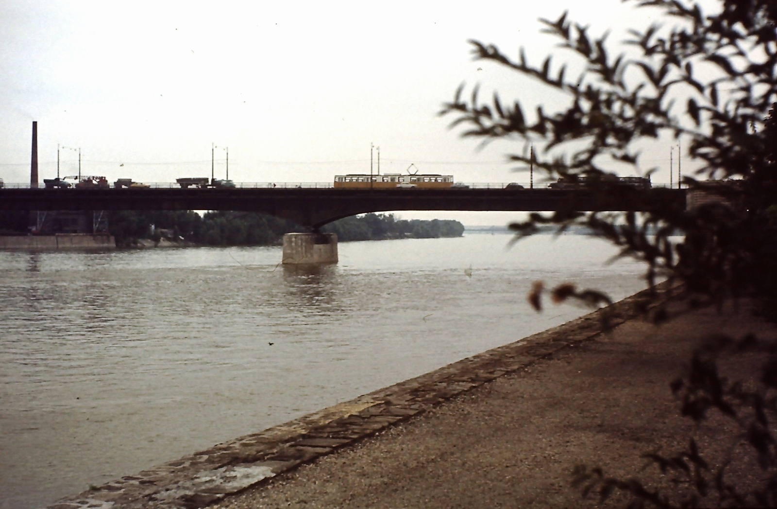 Hungary, Budapest, Árpád híd a Margitszigetről nézve. Balra a Hajógyári-sziget, háttérben az Újpesti vasúti híd., 1975, Ed Sijmons, colorful, tram, Danube, Duna-bridge, Pál Sávoly-design, János Kossalka-design, beam bridge, Károly Széchy-design, Fortepan #77833