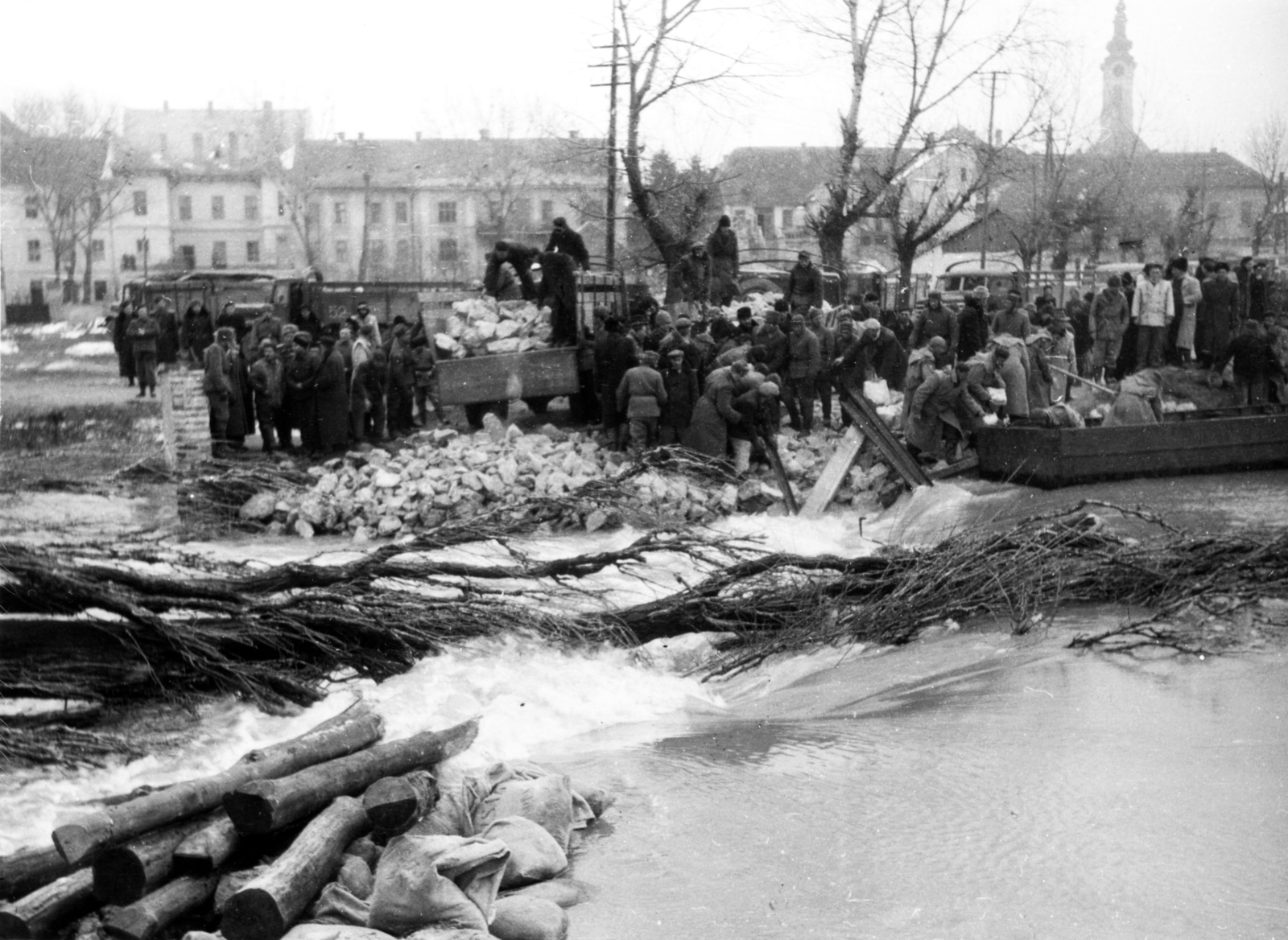 Hungary, Baja, 1956. március 11., mederzárási kísérlet a dunai jeges árvíz által elsodort Vörös-híd maradványainál., 1956, Plesovszki Ákos, flood, Fortepan #77843