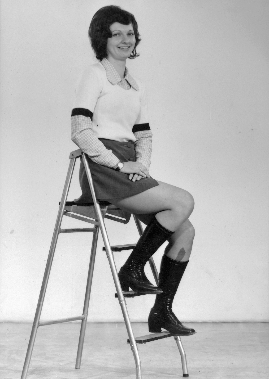 1972, Fortepan, portrait, ladder, woman, boots, wrist watch, sitting on a ladder, Fortepan #7785