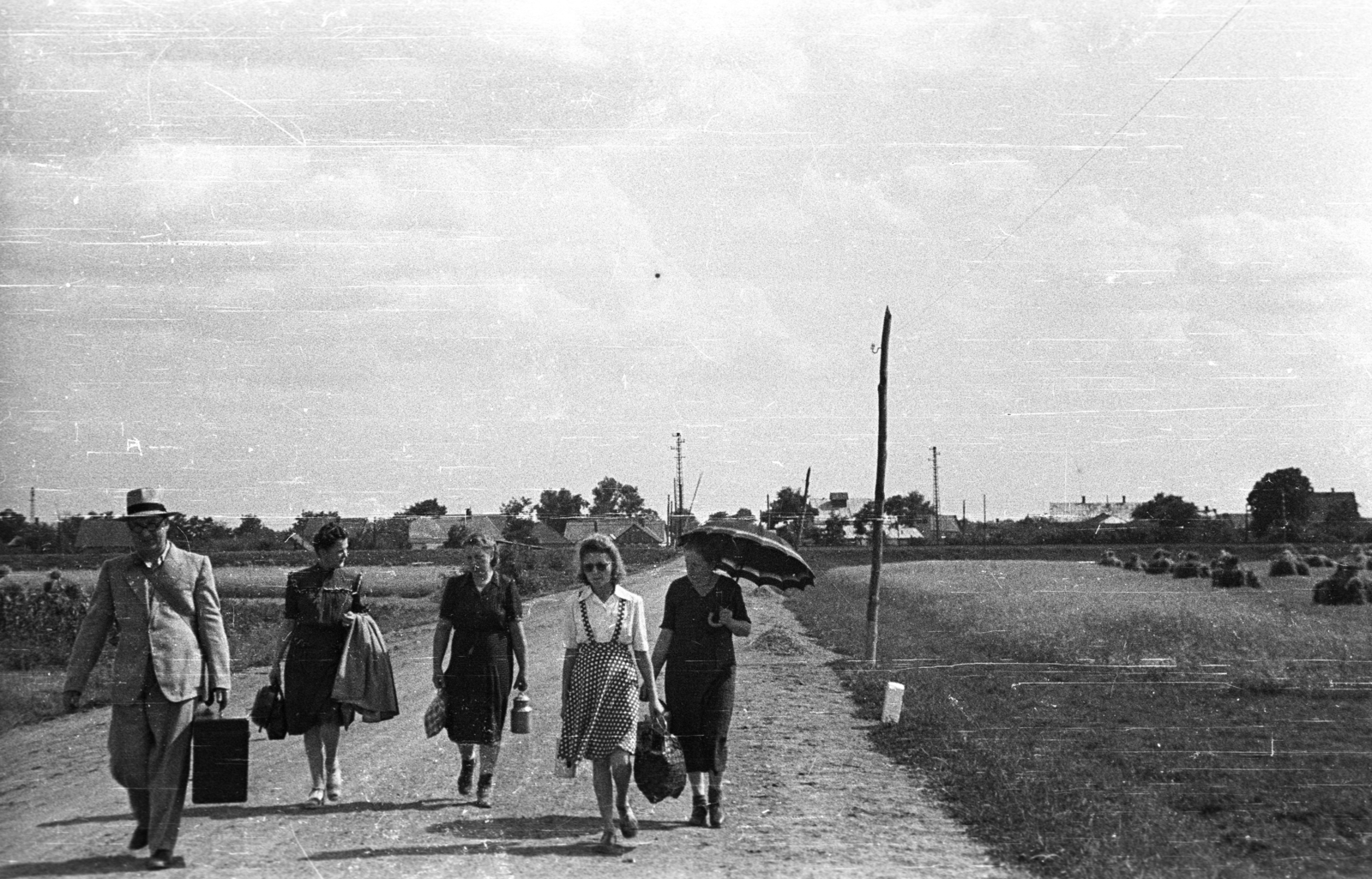 1937, Fortepan, hat, village, sunshades, tableau, women, street view, suitcase, summer, travelling, man, can, stack, pylon, dinner pail, Fortepan #77851