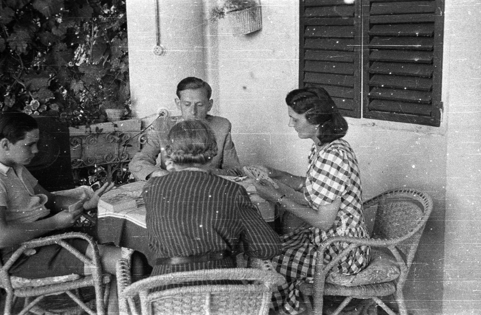 1937, Fortepan, wicker chair, tableau, terrace, card game, summer, companionship, garden furniture, venetian blind, Fortepan #77854