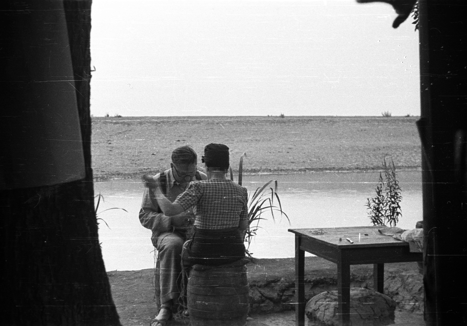 1937, Fortepan, river, water surface, barrel, man, shore, woman, table, shore, Fortepan #77859