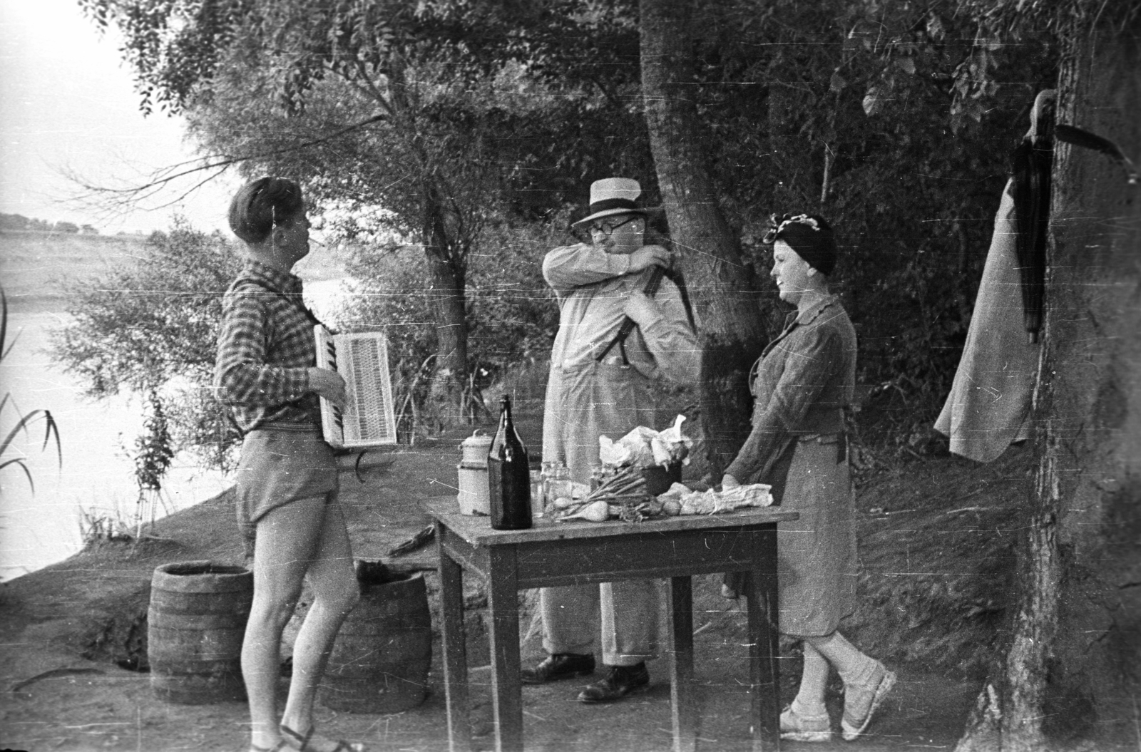 1937, Fortepan, hat, cigarette, smoking, musical instrument, tableau, men, glasses, barrel, summer, umbrella, accordion, woman, can, table, shore, companionship, vegetables, Hohner-brand, Fortepan #77863