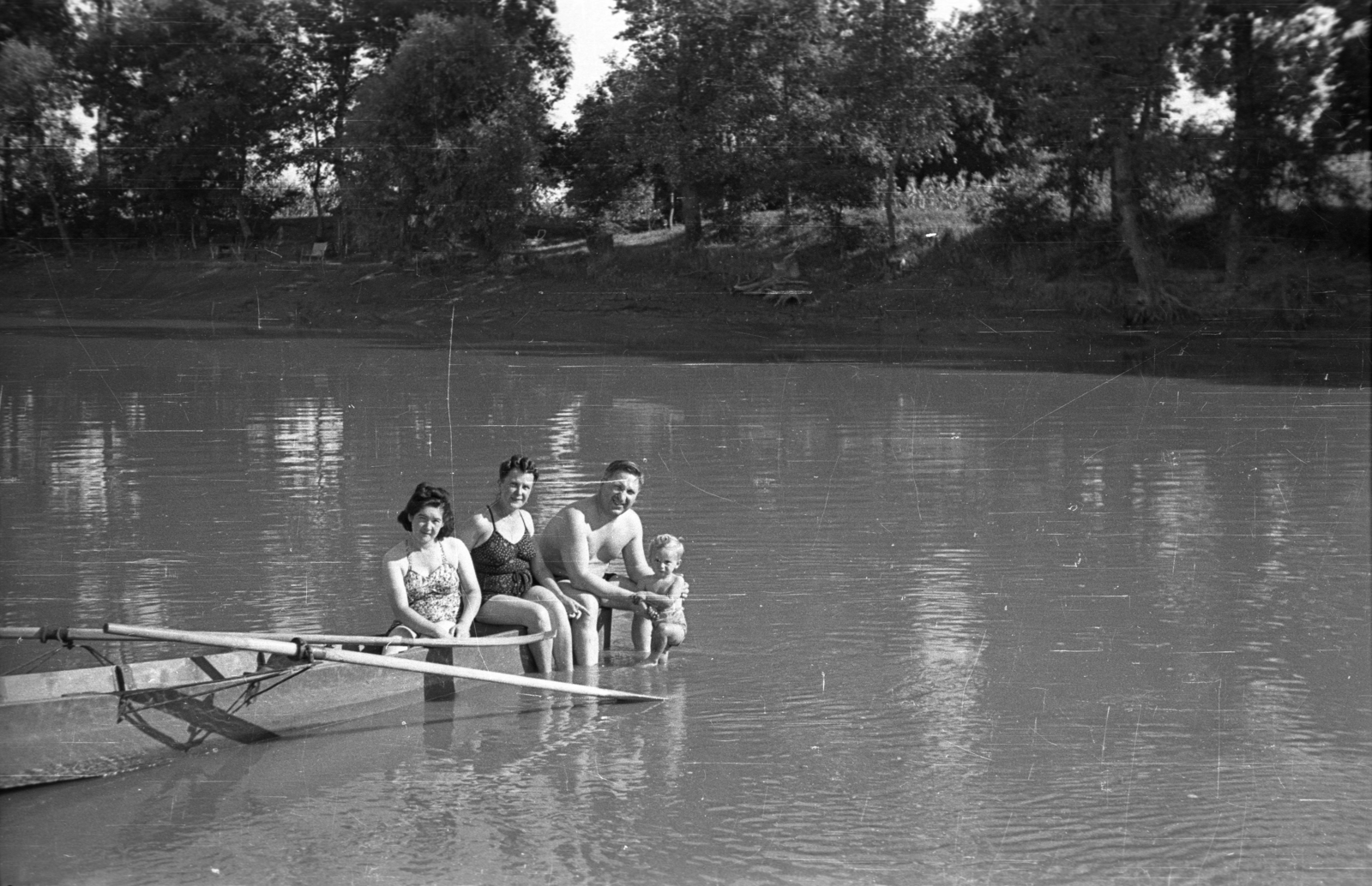 1937, Fortepan, free time, bathing suit, sunshine, family, tableau, women, water surface, bathing, summer, boat, man, shore, paddle, kid, Fortepan #77876