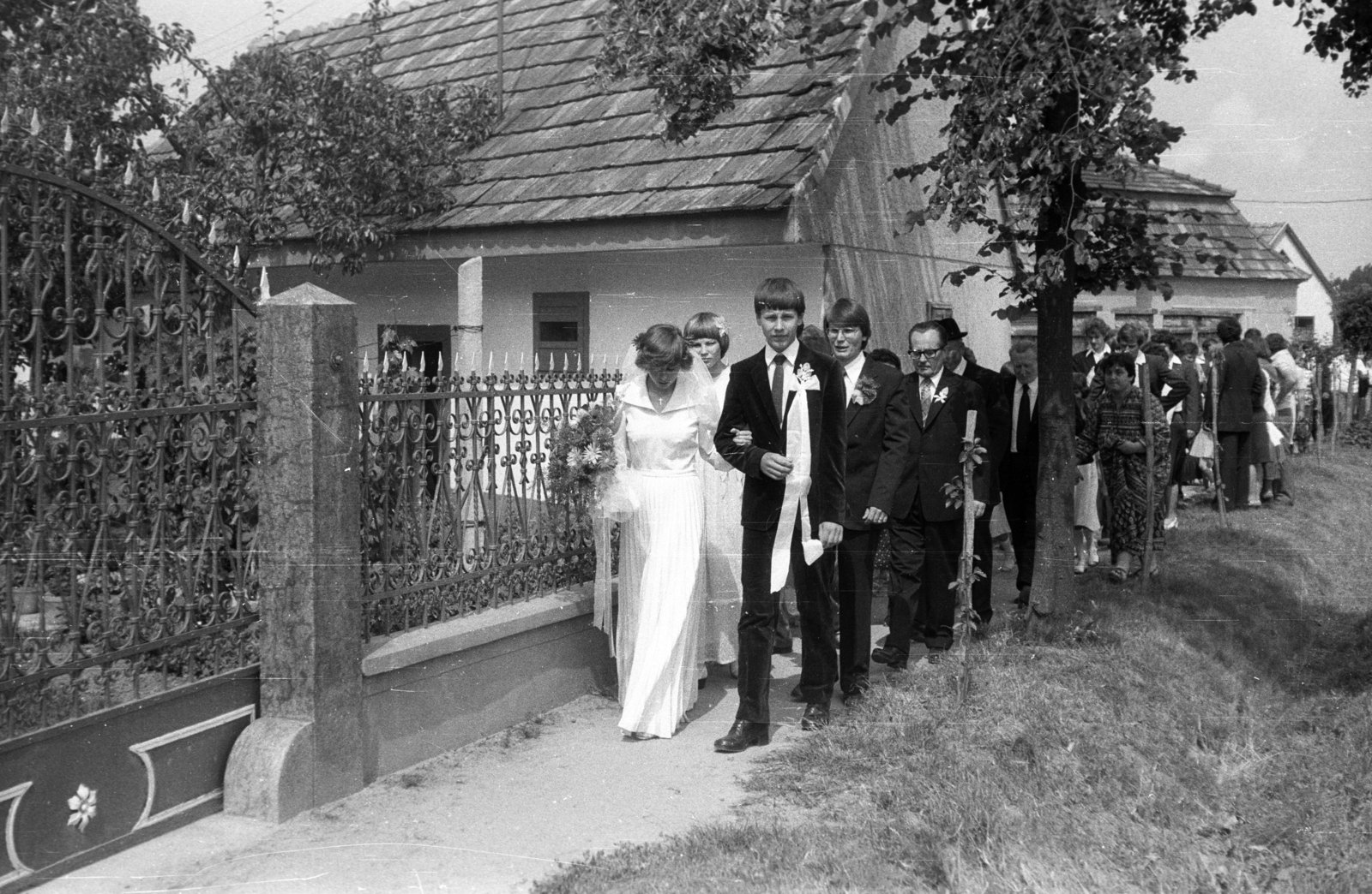 Hungary, 1978, Fortepan, wedding ceremony, tableau, fence, forged steel door, Fortepan #77886