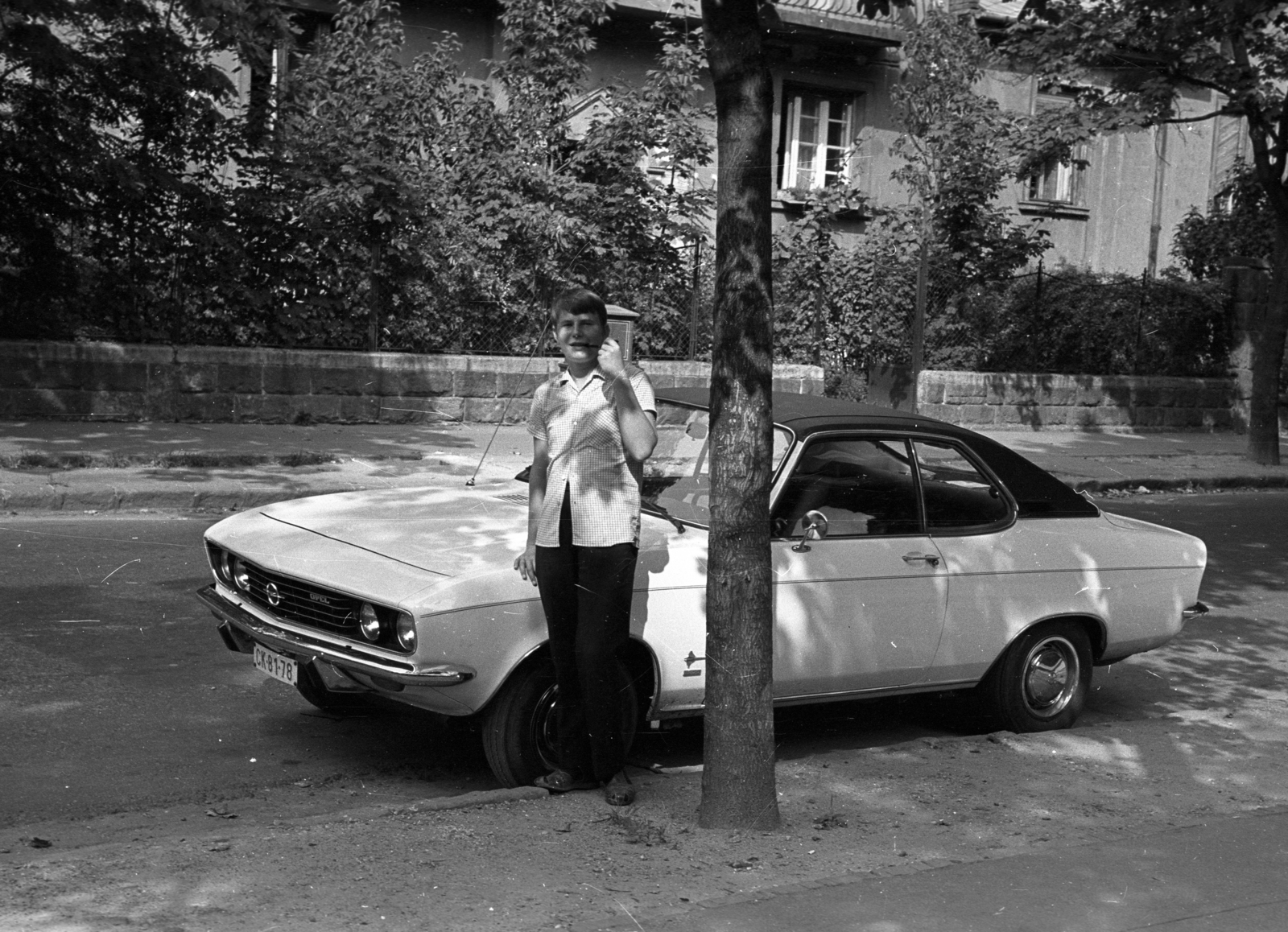 Hungary, Budapest XI., Ulászló utca 15., 1974, Fortepan, Opel-brand, pipe, automobile, number plate, Budapest, Fortepan #77891