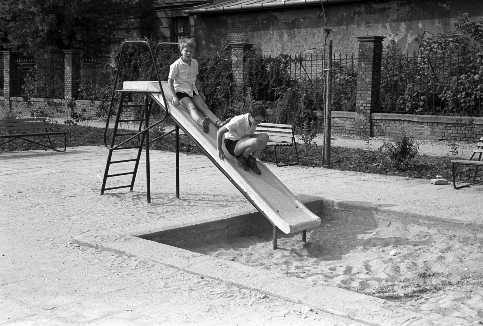 Hungary, Budapest XI., játszótér a Hamzsabégi úton a Fehérvári út és Fadrusz utca között., 1974, Fortepan, playground, playground slide, sandpit, Budapest, Fortepan #77894