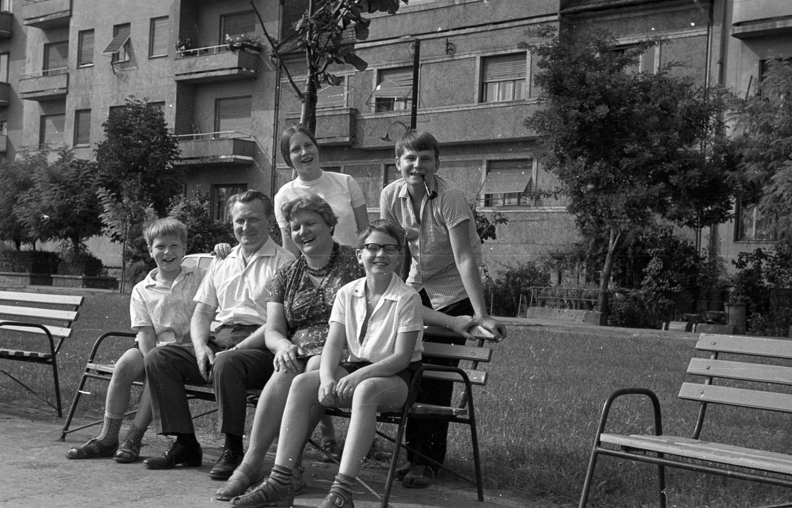 Hungary, Budapest XI., háttérben a Hamzsabégi út 29. számú ház., 1974, Fortepan, Budapest, bench, family, pipe, Fortepan #77902