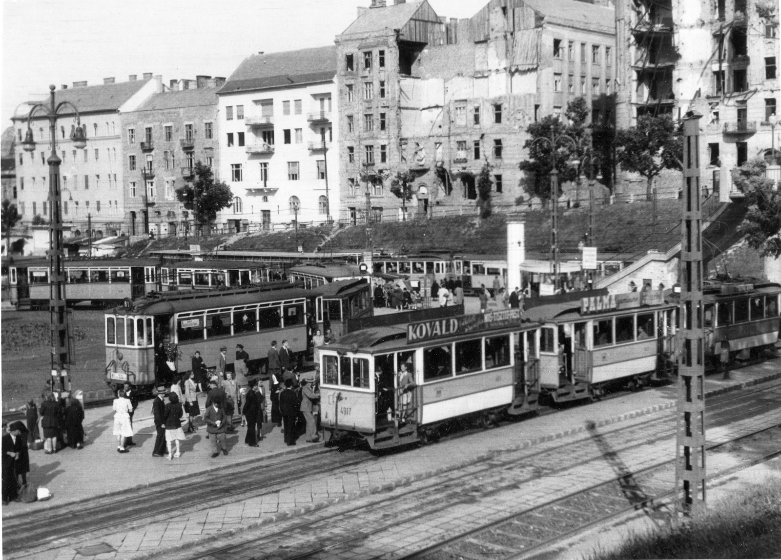 Hungary, Budapest I.,Budapest II., Széll Kálmán tér, háttérben a Vérmező út., 1948, Mihalik István, tram, tram stop, Budapest, Fortepan #77923