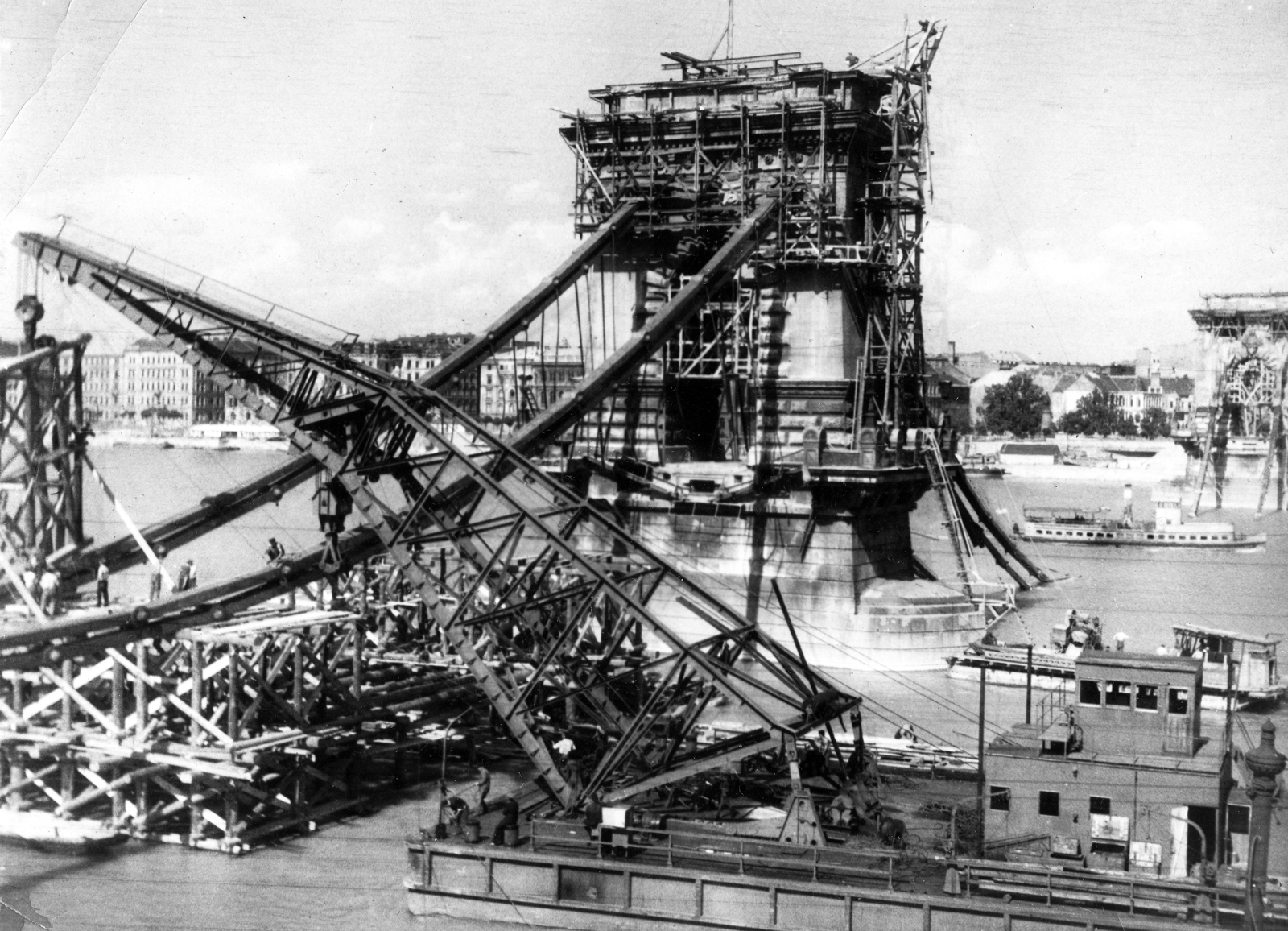 Hungary, Budapest, a lerombolt Széchenyi Lánchíd az újjáépítés kezdetekor, előtérben a József Attila (1945) úszódaru., 1948, Mihalik István, war damage, bridge building, ship crane, suspension bridge, William Tierney Clark-design, Fortepan #77924