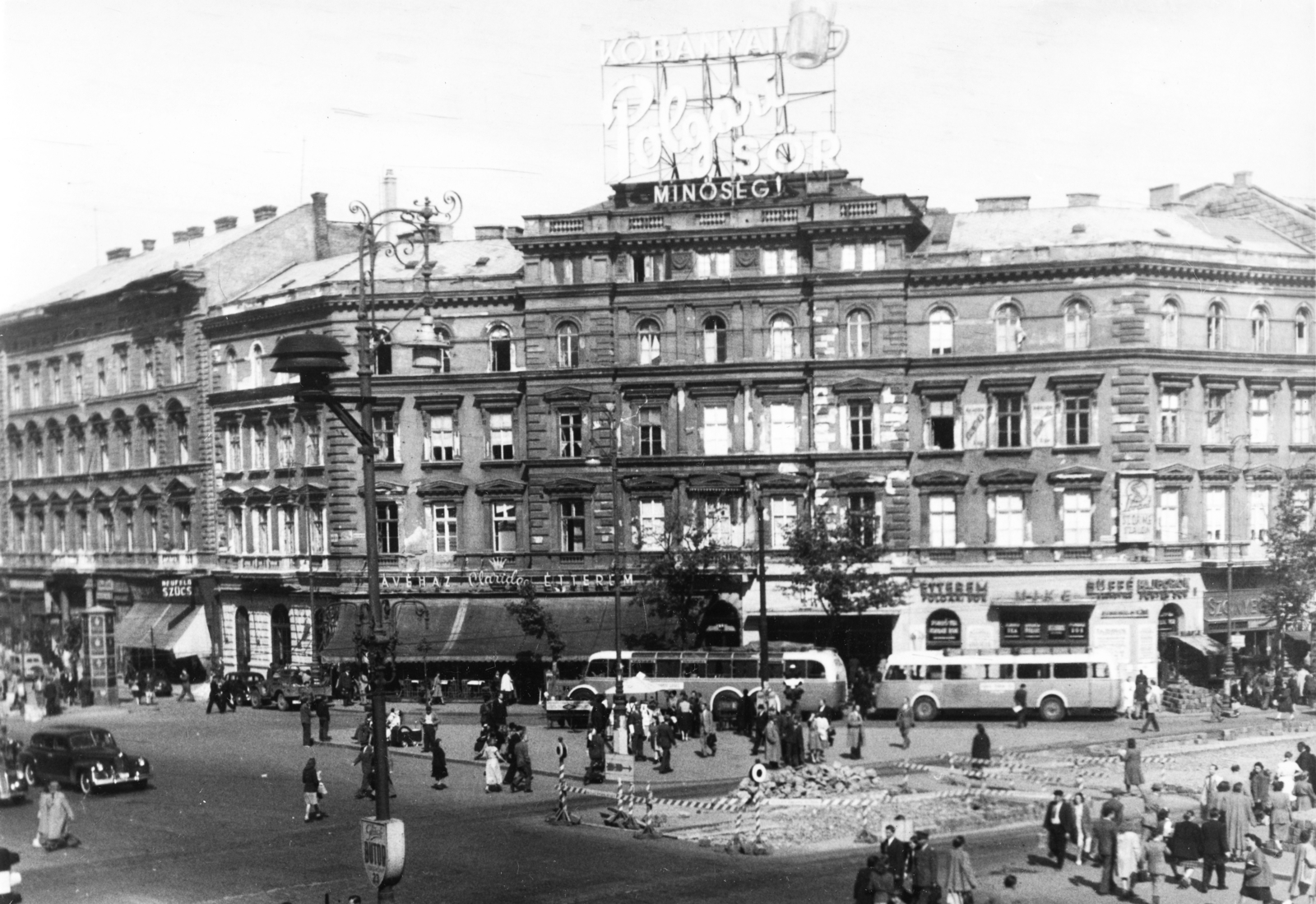 Hungary, Budapest VI., Oktogon., 1948, Mihalik István, bus, neon sign, Mercedes-brand, French brand, beer, automobile, Chausson-brand, siren, Budapest, Fortepan #77926