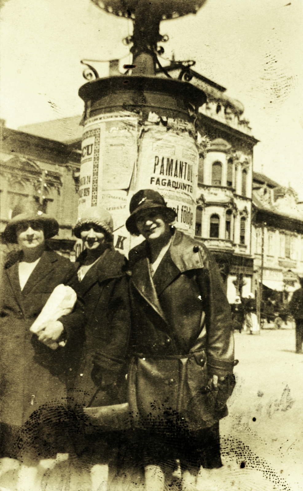 Romania,Transylvania, Târgu Mureș, Rózsák tere (Piata Trandafirilor, ekkor Ferdinánd király tér, Piata Regele Ferdinand), a háttérben balról a Mészáros Ipartársulat székháza, a Bányai-ház és a Toldalagi-ház látszik, 1926, Kiss Katalin, Fortepan #77938