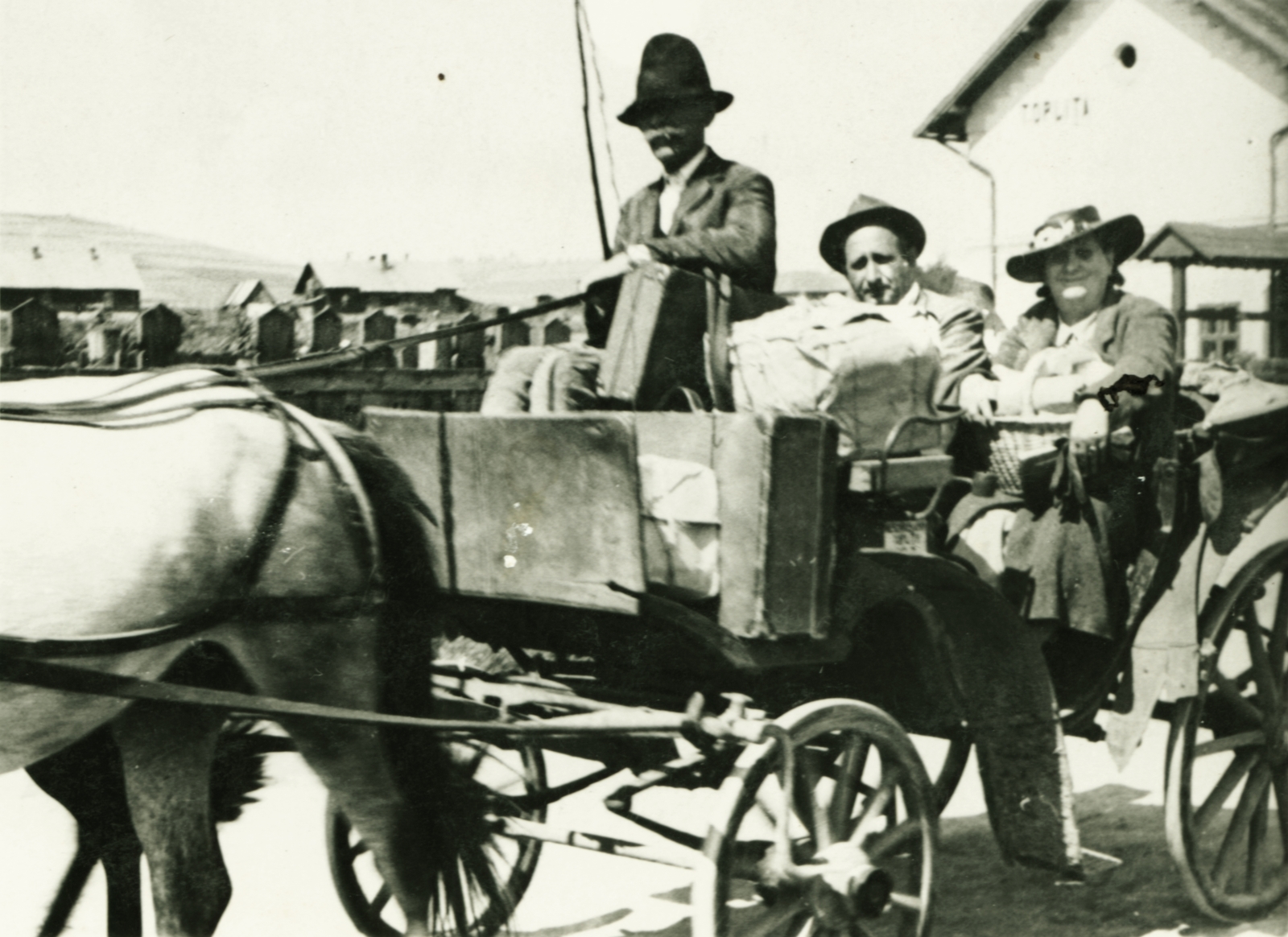 Romania,Transylvania, Toplița, vasútállomás., 1937, Kiss Katalin, hat, carriage, tableau, men, Horse-drawn carriage, coach, woman, train station, place-name signs, Fortepan #77947