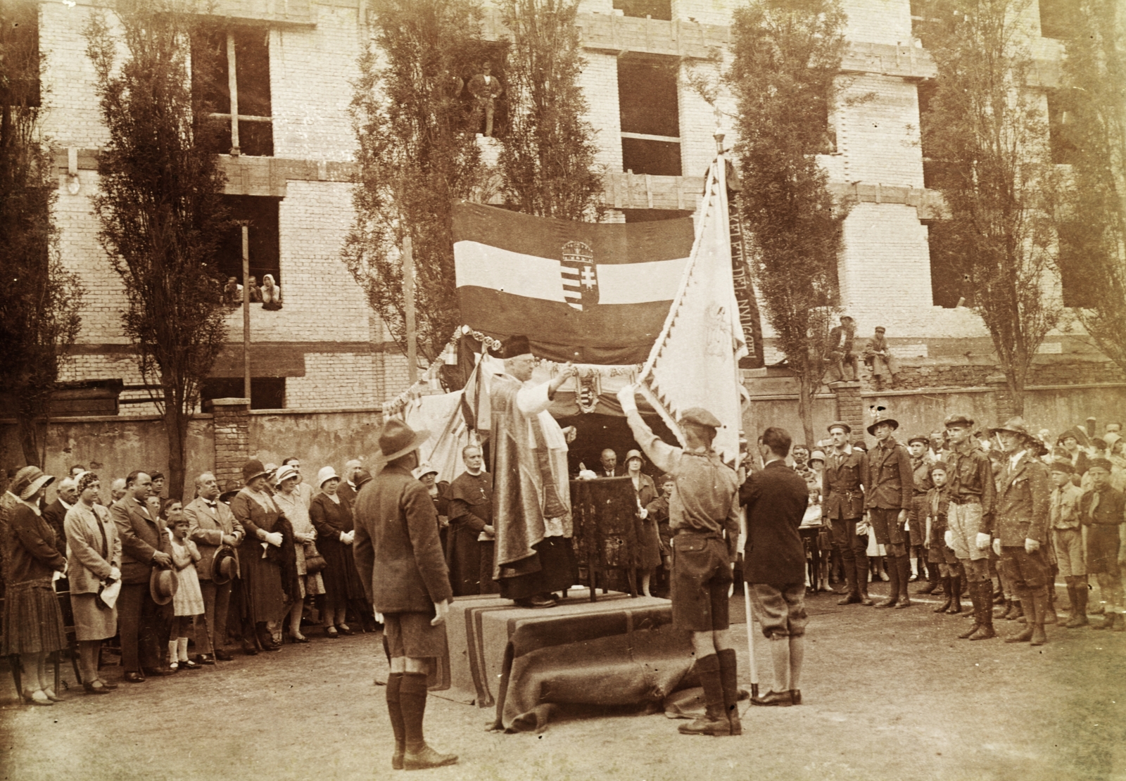 Magyarország, Budapest V., Honvéd utca 27., a Községi Polgári Fiúiskola (a II. világháborúban megsemmisült) udvara. A 38. sz. „Honvéd“ cserkész csapat fennállásának 10 éves jubileuma alkalmából tartott zászlószentelési ünnepélye., 1929, Kiss Katalin, zászló, ünnepség, címer, cserkész, dobogó, Budapest, Fortepan #77967