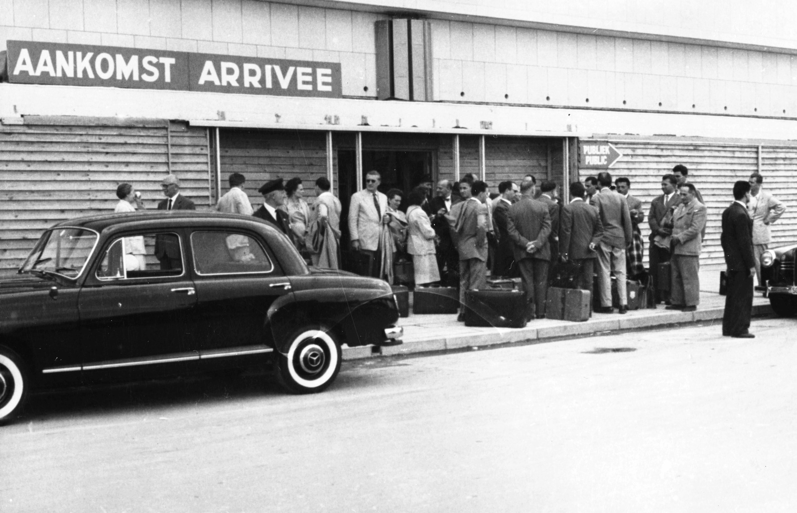 Belgium, Zaventem, a Brüsszeli repülőtér kijárata az érkezési oldalon., 1958, Fülöp Imre, Kalocsai István, Mercedes-brand, suitcase, airport, automobile, Fortepan #77975