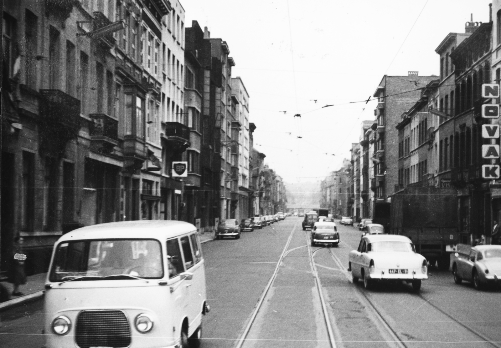 Belgium, Bruxelles, Avenue de la Reine az Allée Verte felől nézve., 1958, Fülöp Imre, Kalocsai István, BP-brand, street view, traffic, Fortepan #77979