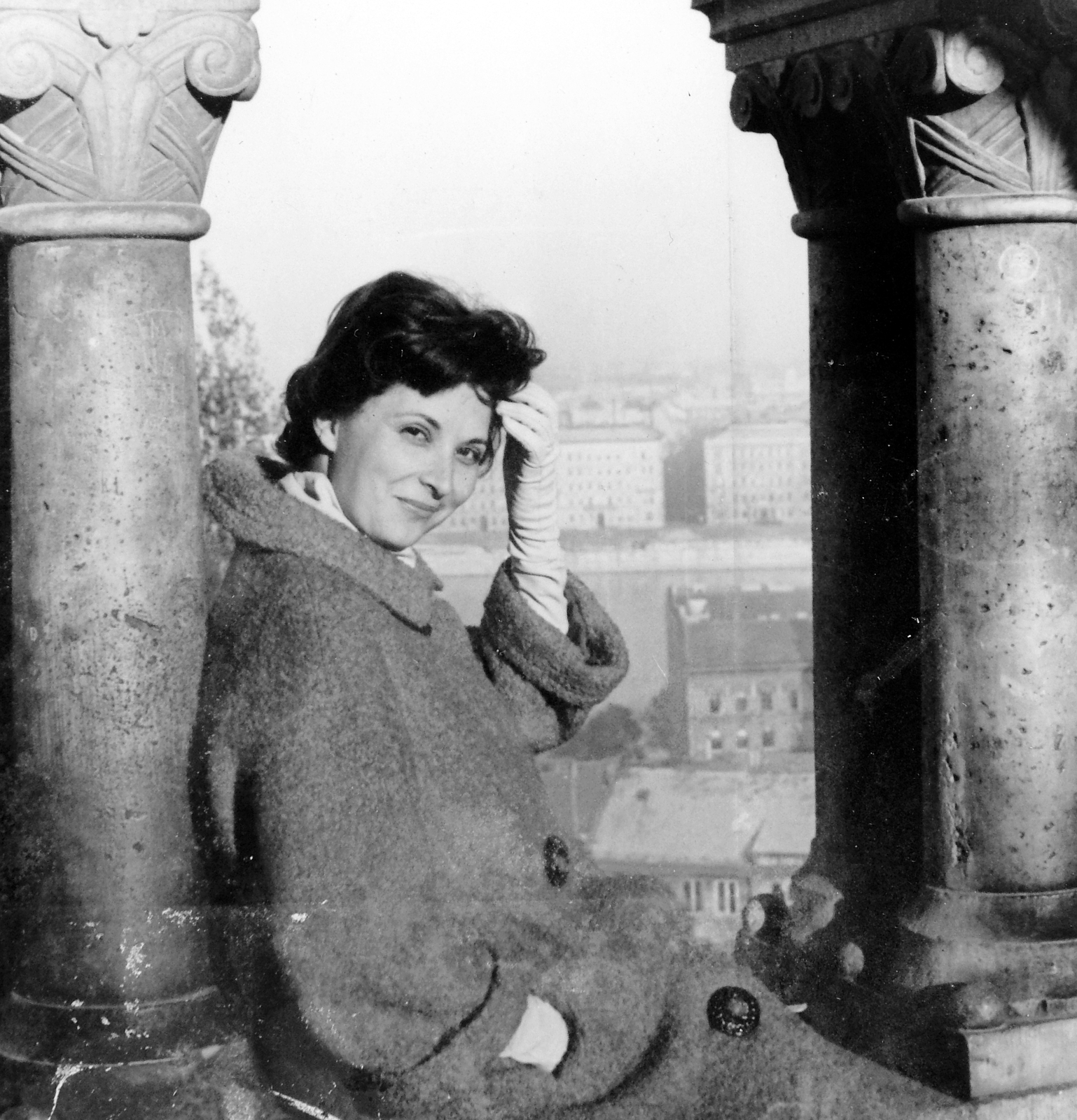 Hungary, Halászbástya, Budapest I., a háttérben a pesti oldalon a Széchenyi utca torkolata., 1964, Fortepan, portrait, fashion, picture, gloves, Frigyes Schulek-design, coat, Budapest, looking back, Fortepan #7798
