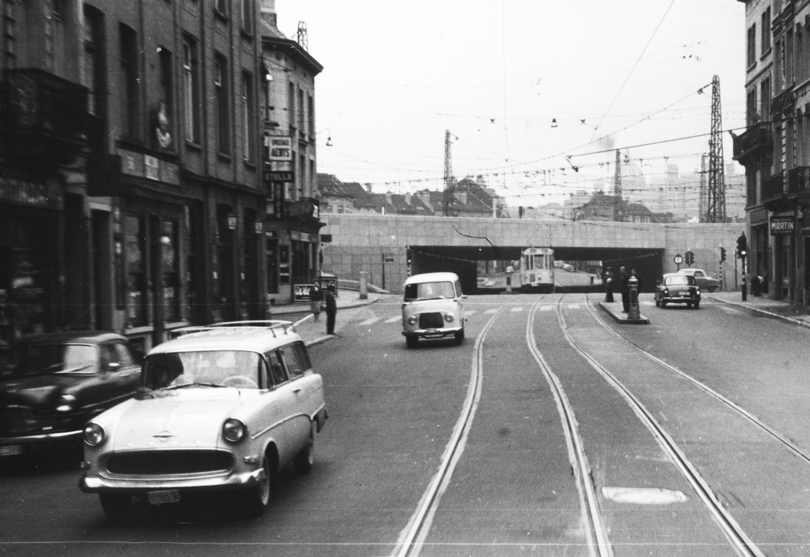 Belgium, Brüsszel, Avenue de la Reine, háttérben az Église Royale Sainte-Marie kupolája., 1958, Fülöp Imre, Kalocsai István, Stella Artois-márka, Fortepan #77981