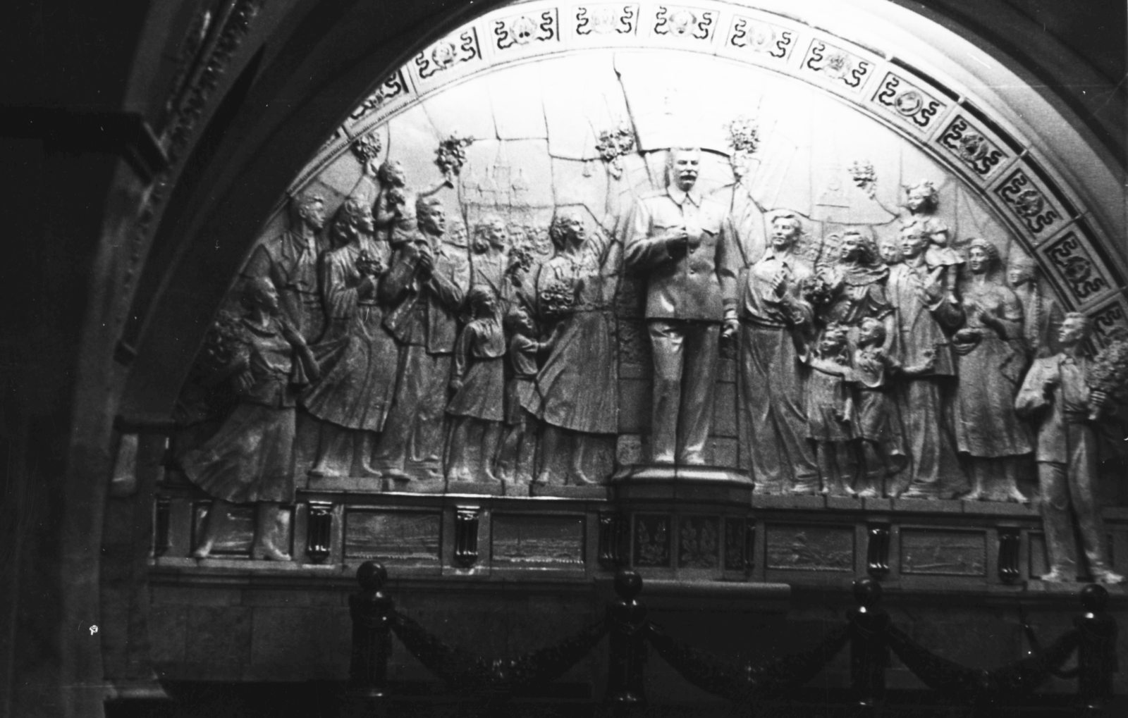 Russia, Moscow, Taganszkaja metróállomás, Sztálin és a fiatalság című dombormű (Blinova és Balanygyin, 1949.)., 1960, Fülöp Imre, Kalocsai István, Soviet Union, relief, Joseph Stalin portrayal, subway station, Fortepan #78012