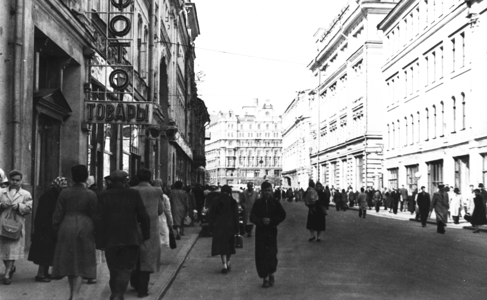 Russia, Moscow, Nyikolszkaja (25. Oktjabrja) utca a Lubjanka (Dzerzsinszkij) tér felé nézve., 1960, Fülöp Imre, Kalocsai István, Soviet Union, street view, Cyrillic alphabet, Fortepan #78021
